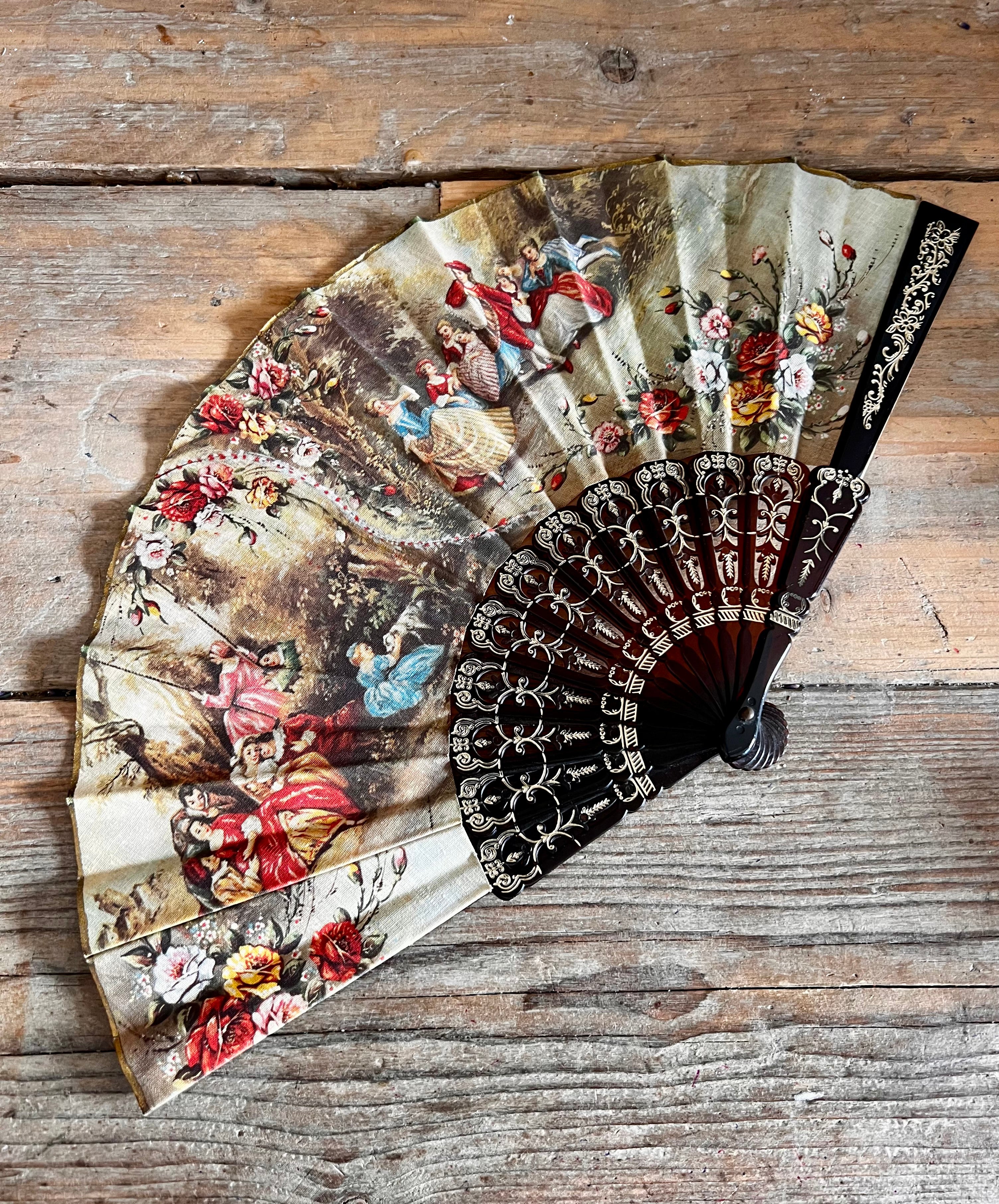 Franse waaier vintage, Fragonard waaier, waaier met Fragonard afbeeldingen, rococo waaier kopen, Franse vintage accessoires, elegante waaier Fragonard, Franse kunst waaier