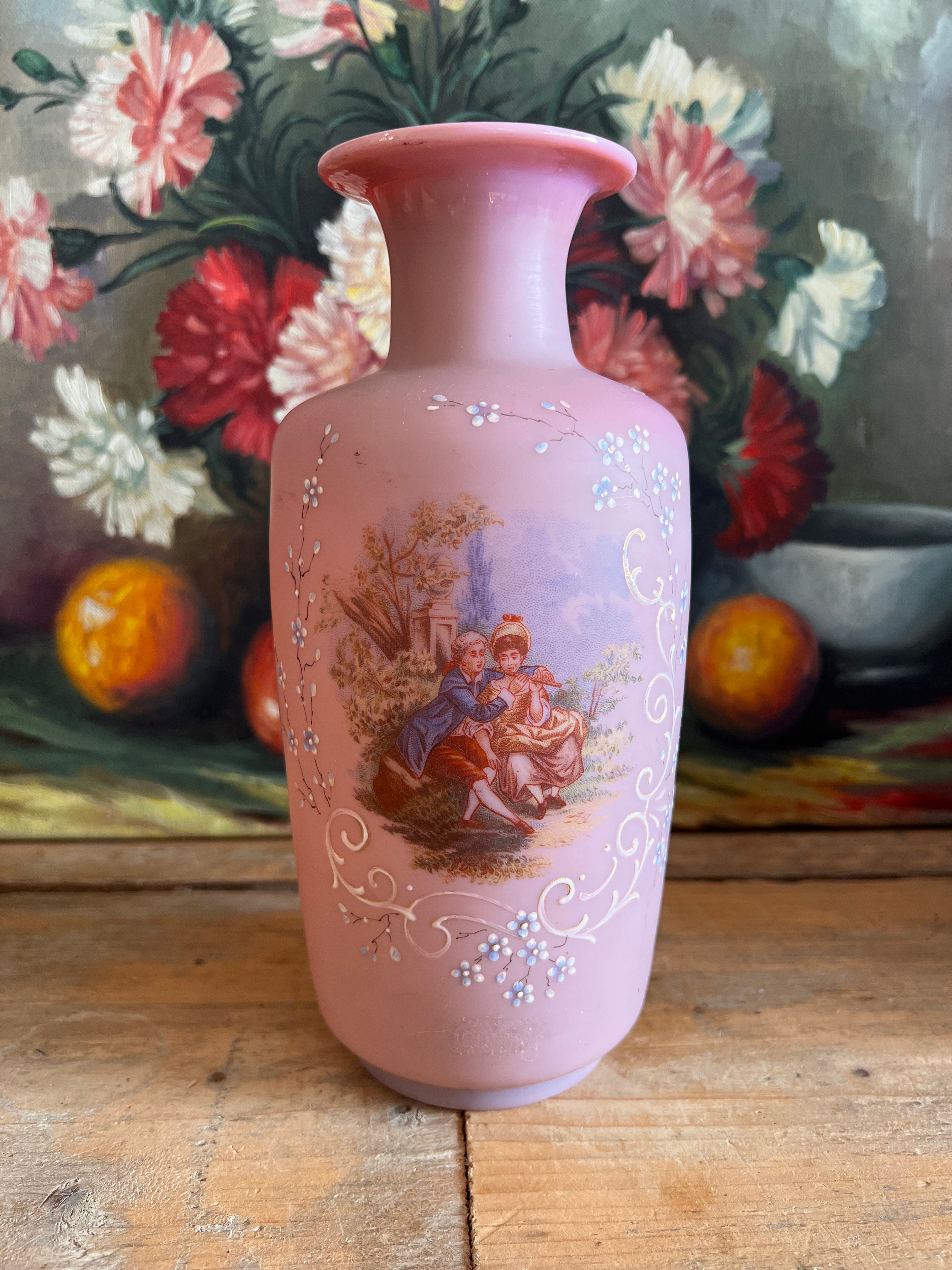 antieke vaas, roze opaline vaas, Fragonard afbeelding vaas, vintage opaline glas, decoratieve antieke vaas, Fragonard glasvaas, romantische vaas, klassieke woondecoratie