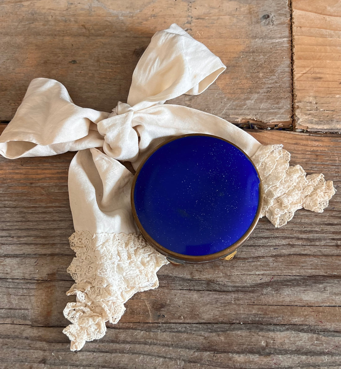 Franse geëmailleerde poederdoos, vintage poederdoos Frankrijk, poederdoos met verliefd stel, Franse make-up accessoire vintage, romantische poederdoos emaille, retro cosmetica doos, elegante powder compact Frankrijk