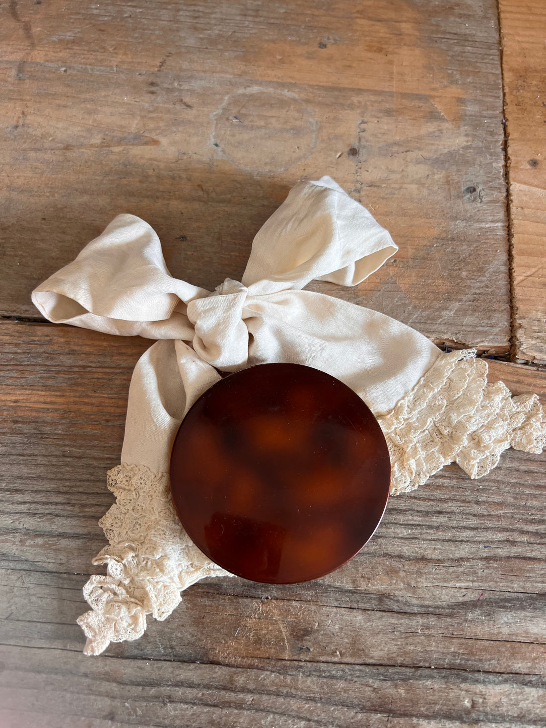 vintage poederdoos Parijs, poederdoos met Eiffeltoren, bruine poederdoos vintage, Franse cosmetica accessoires, decoratieve poederdoos Parijs, retro poederdoos met Eiffeltoren