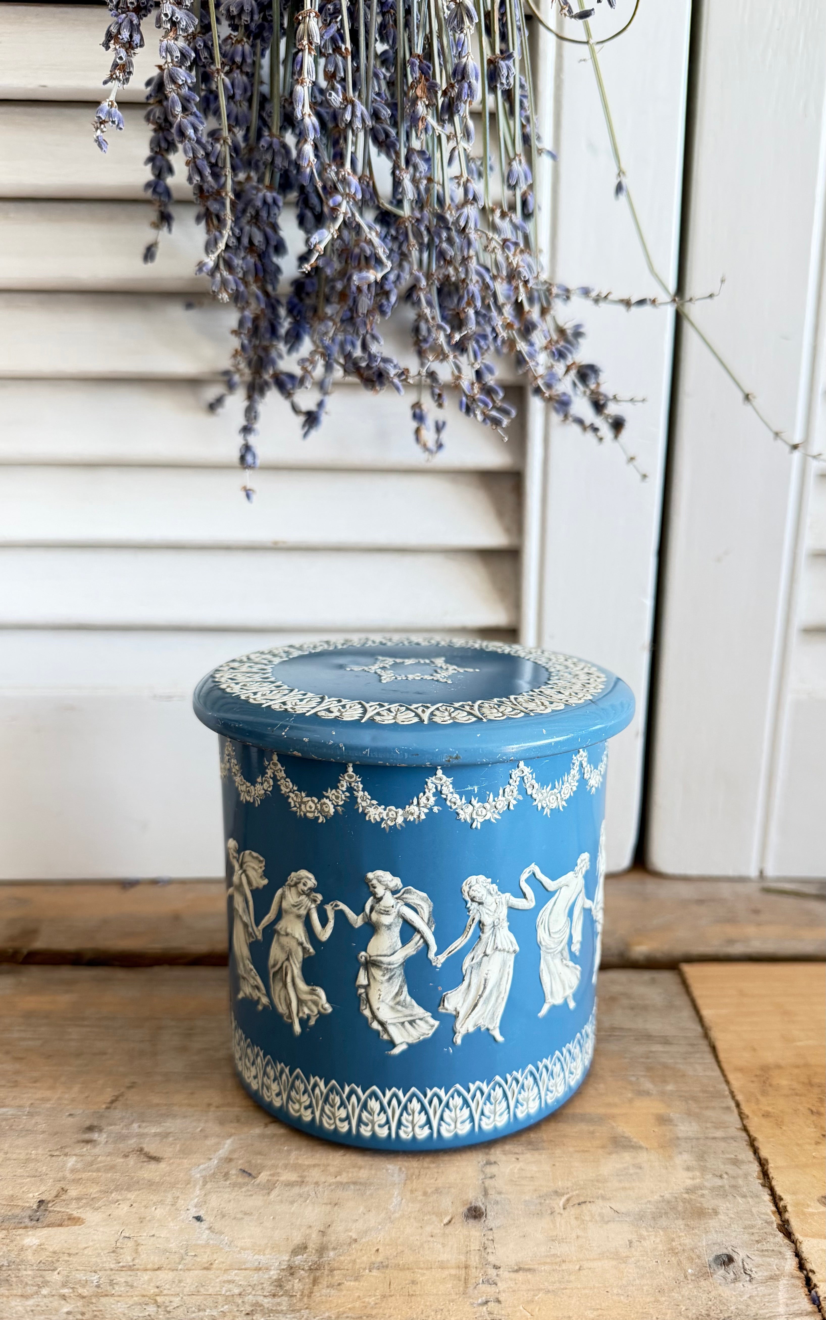 Vintage blauw blik, oud opbergblik, wedgwoodstijl, blauw wit blik, brocante opbergdoos, vintage blik, brocante opbergdoos, Sofia&