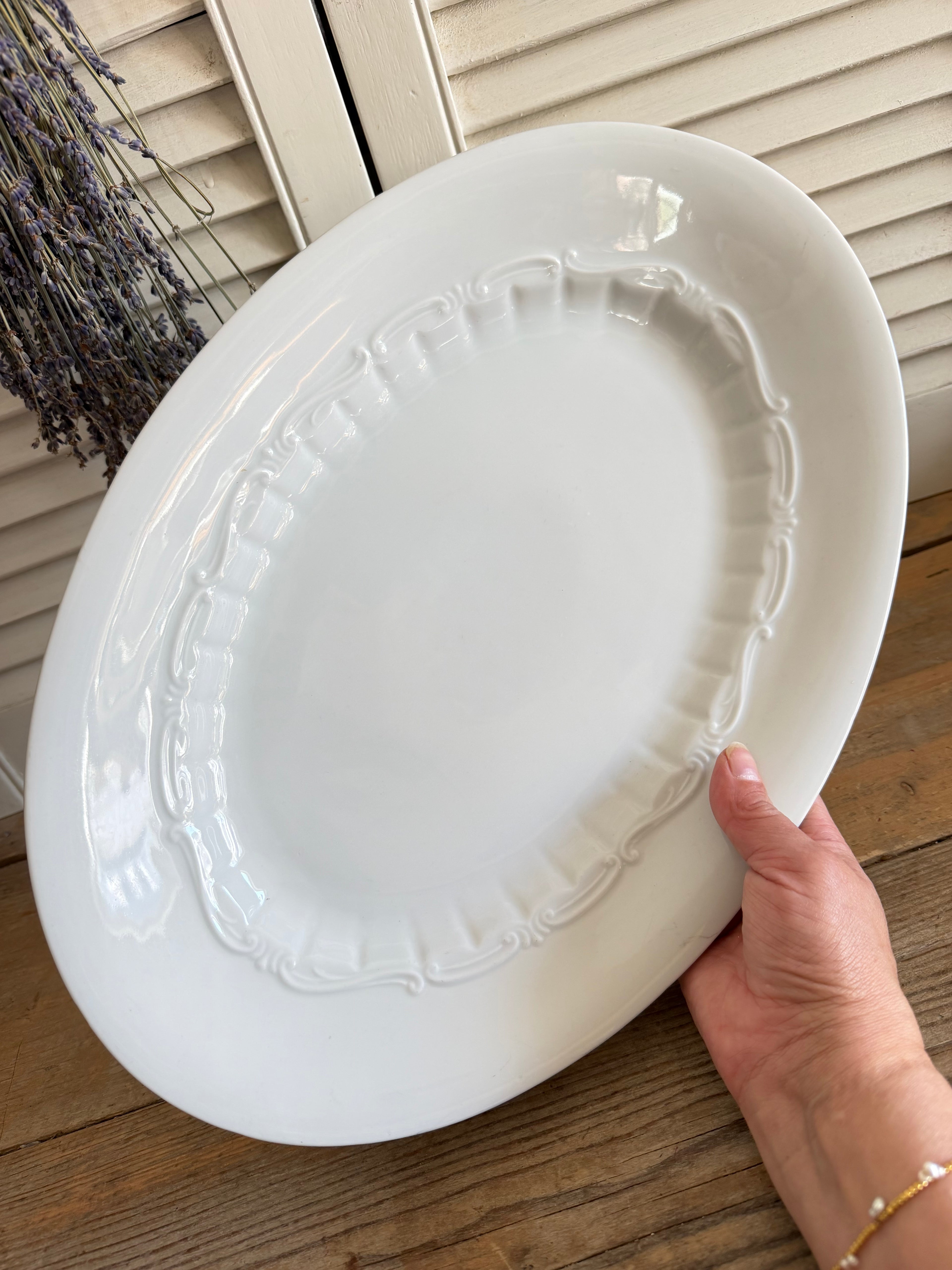 witte serveerschaal, brocante serveerschaal, porseleinen serveerschaal, grote witte schaal, schaal met reliëf, wit brocante servies, landelijke tafeldecoratie, vintage serveerschaal, Sofia&