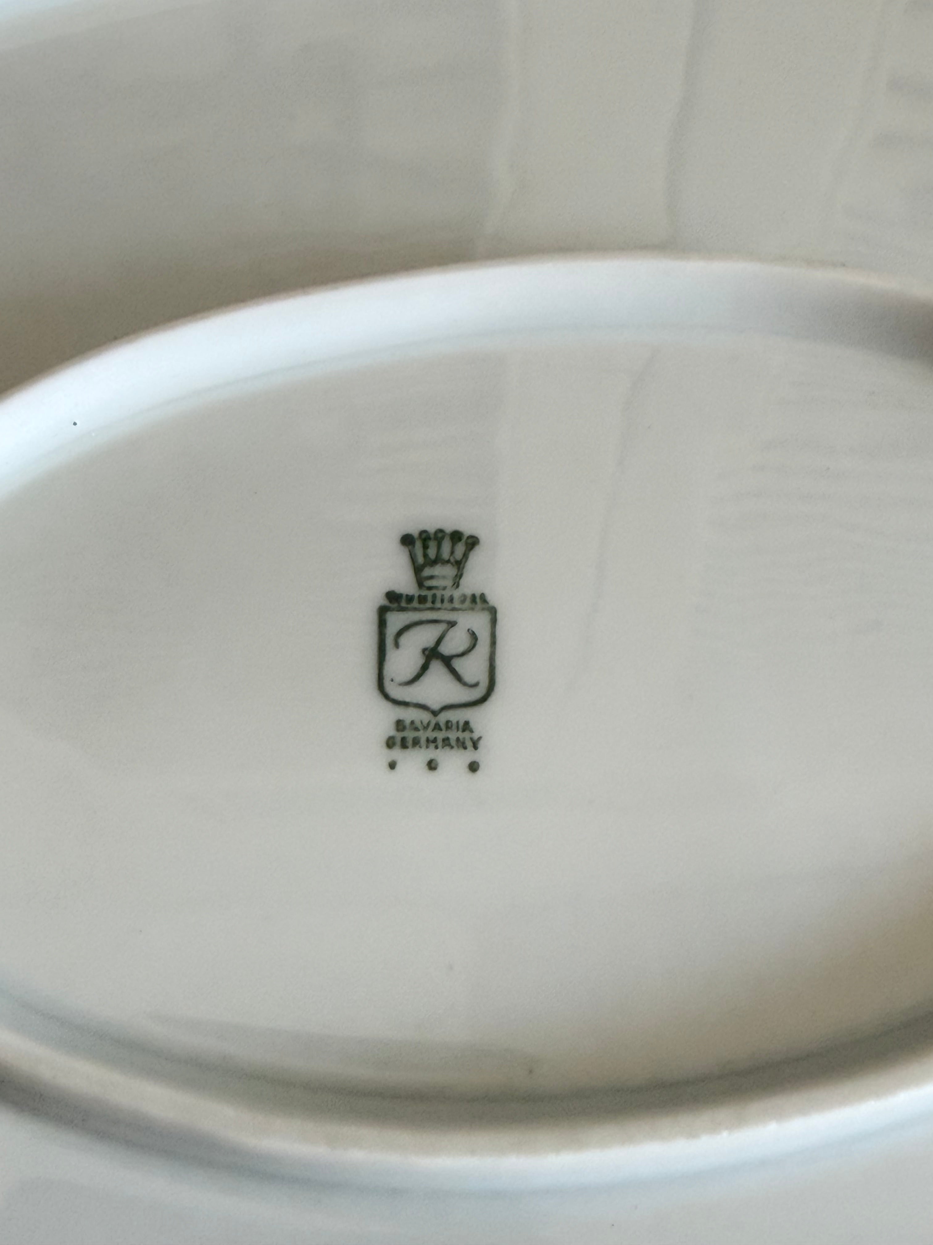 witte serveerschaal, brocante serveerschaal, porseleinen serveerschaal, grote witte schaal, schaal met reliëf, wit brocante servies, landelijke tafeldecoratie, vintage serveerschaal, Sofia&