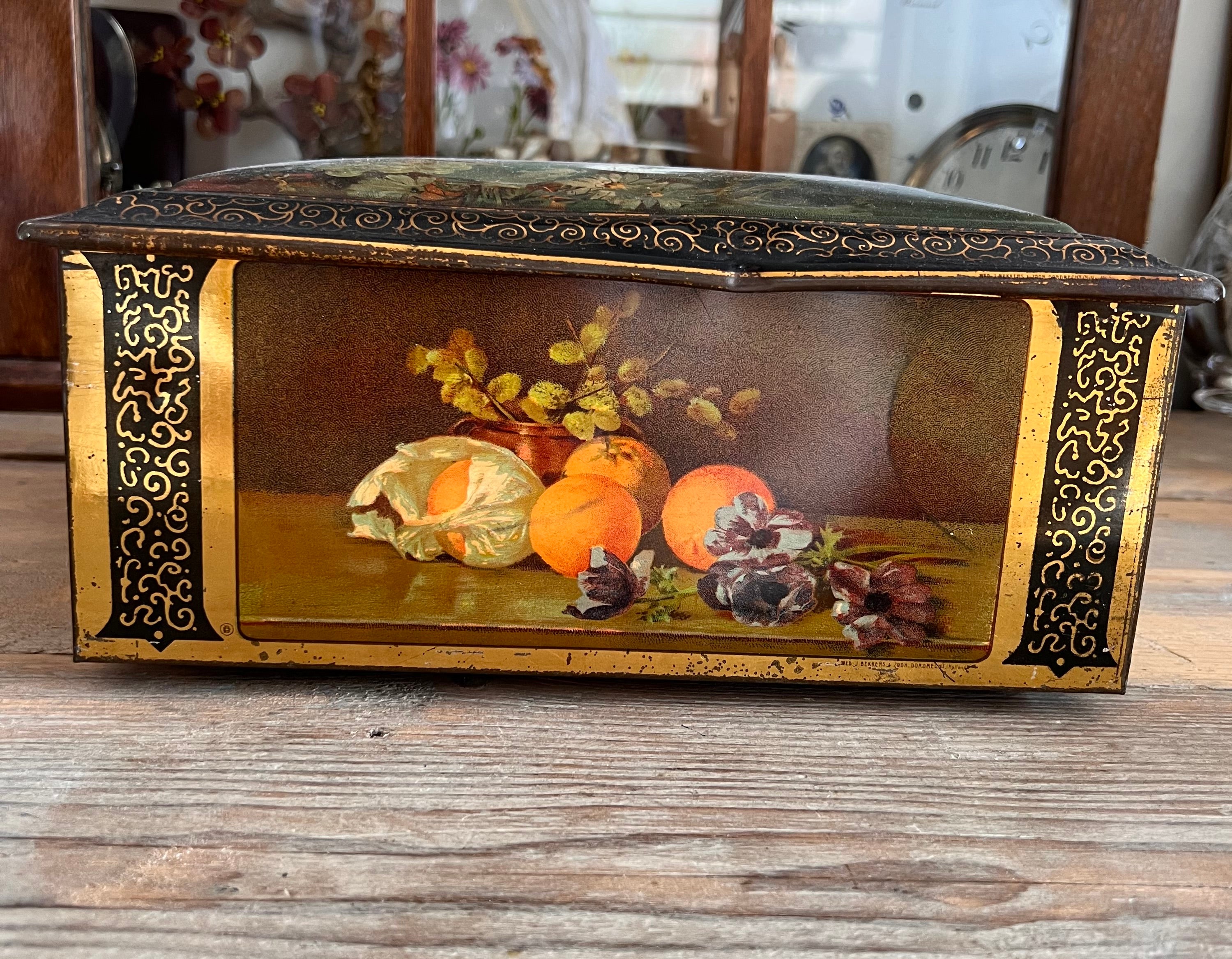 Groot antiek blik met fruitdecor