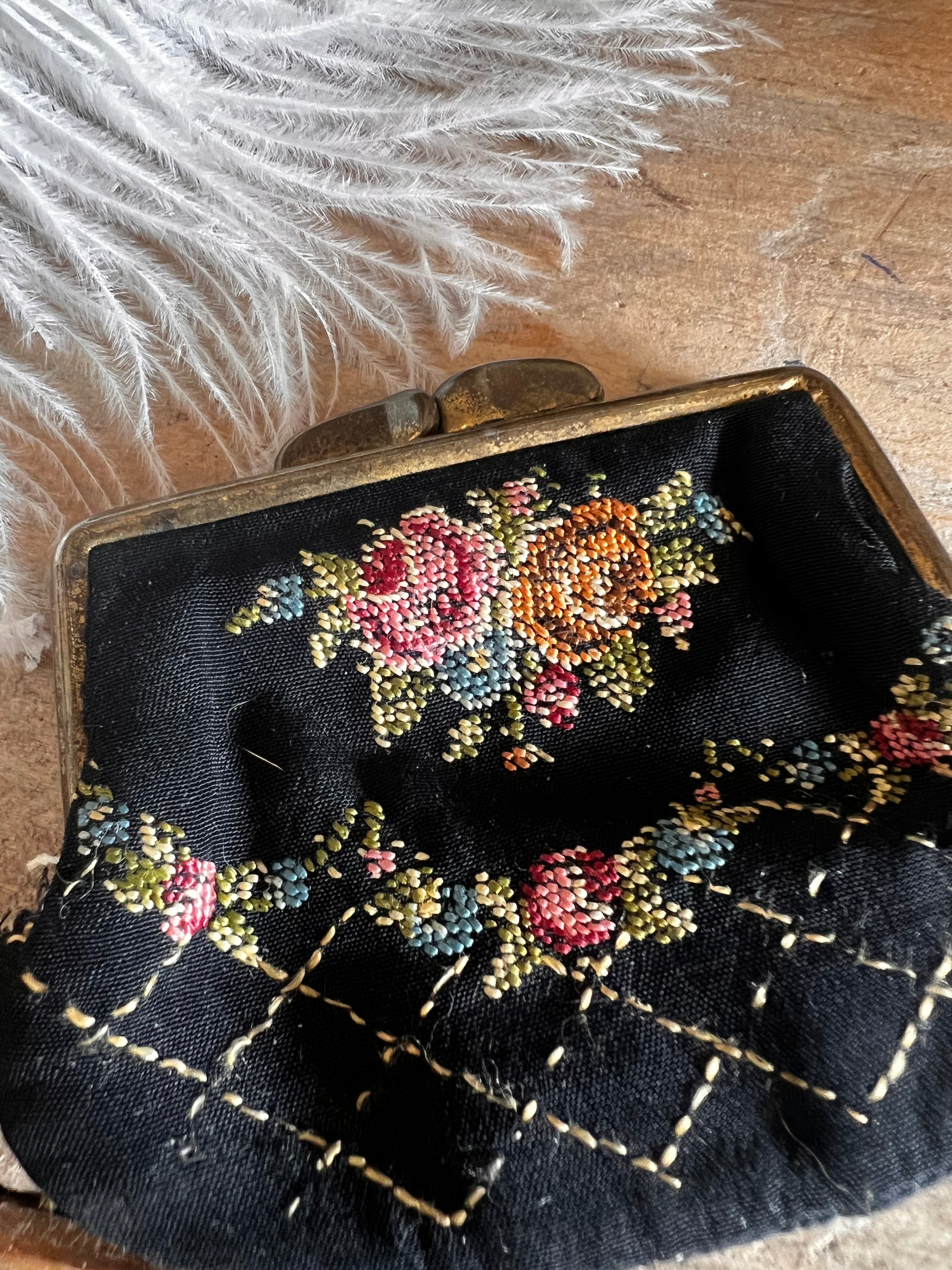 petit point portemonnee, vintage portemonneetje, jaren 50 portemonnee, handgeborduurde portemonnee, retro portemonneetje, gebruikte vintage portemonnee, petit point accessoires, unieke portemonnee dames, vintage handtas accessoires