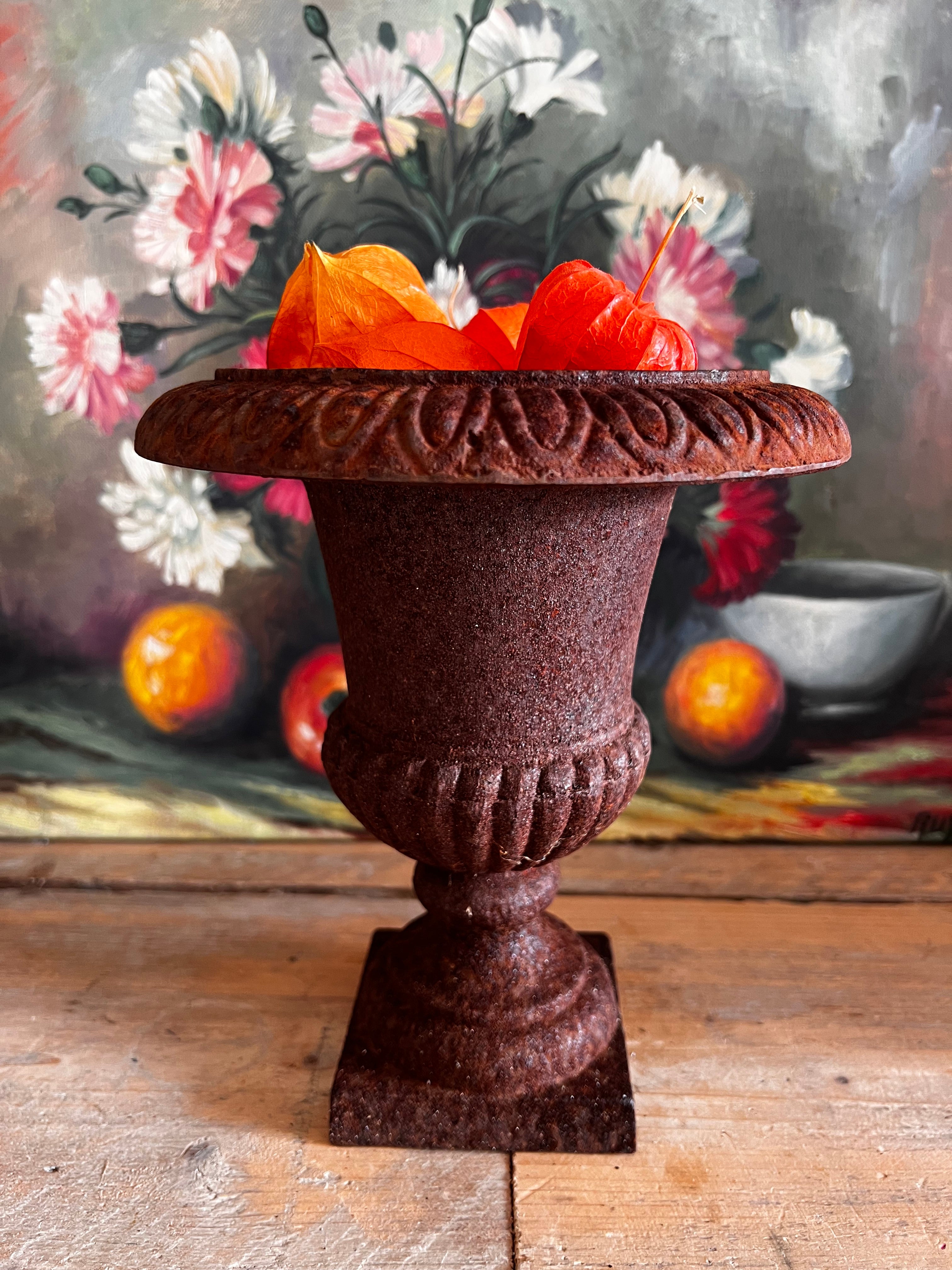 Louvre vaas roest, roestige louvre vaas Frankrijk, Franse brocante