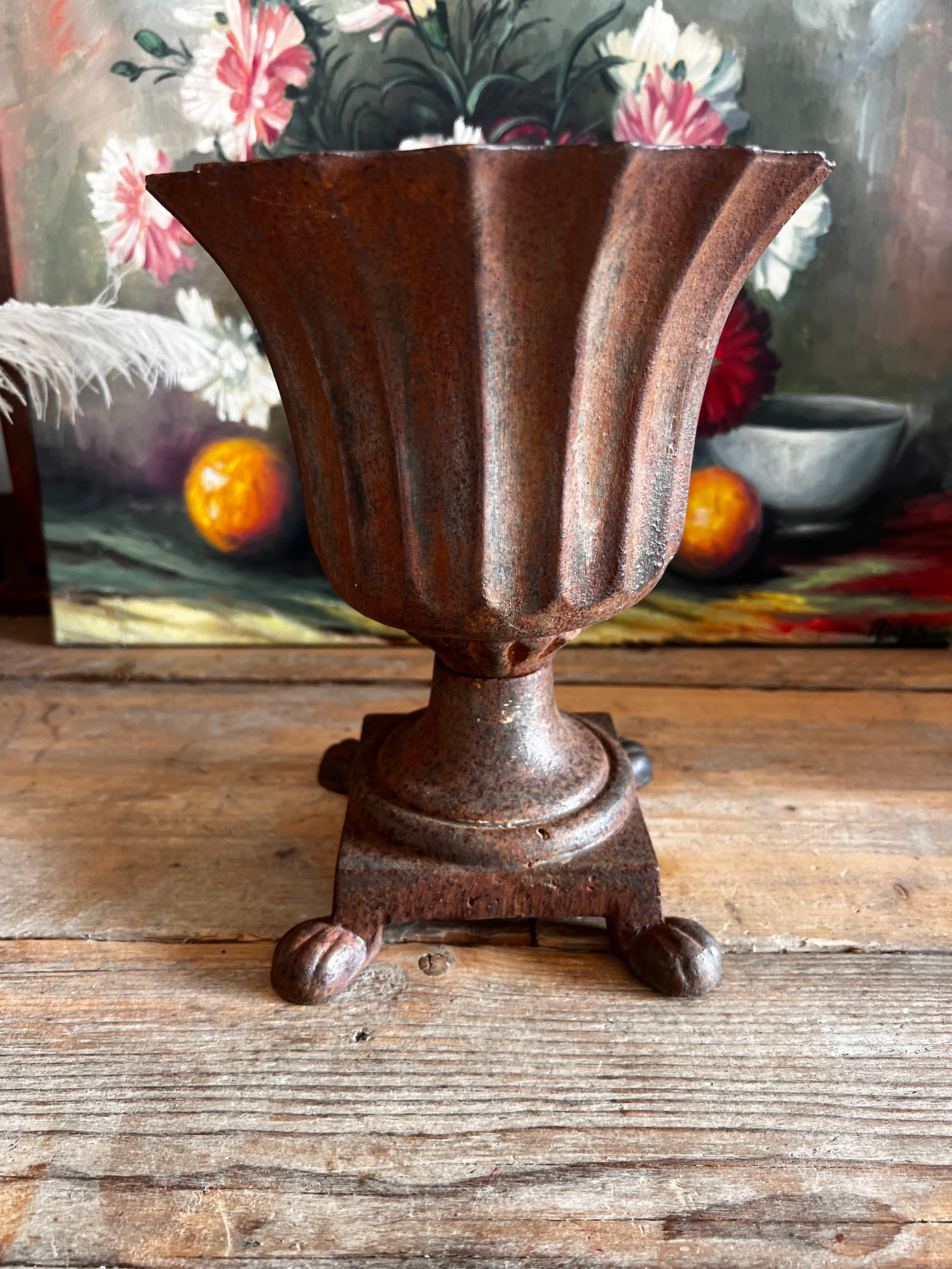 gietijzeren vaas Frankrijk, Calyx vaas gietijzer, vintage gietijzeren vaas, Franse gietijzeren decoratie, gietijzeren bloemenvaas, industriële Franse vaas, robuuste vintage vaas.