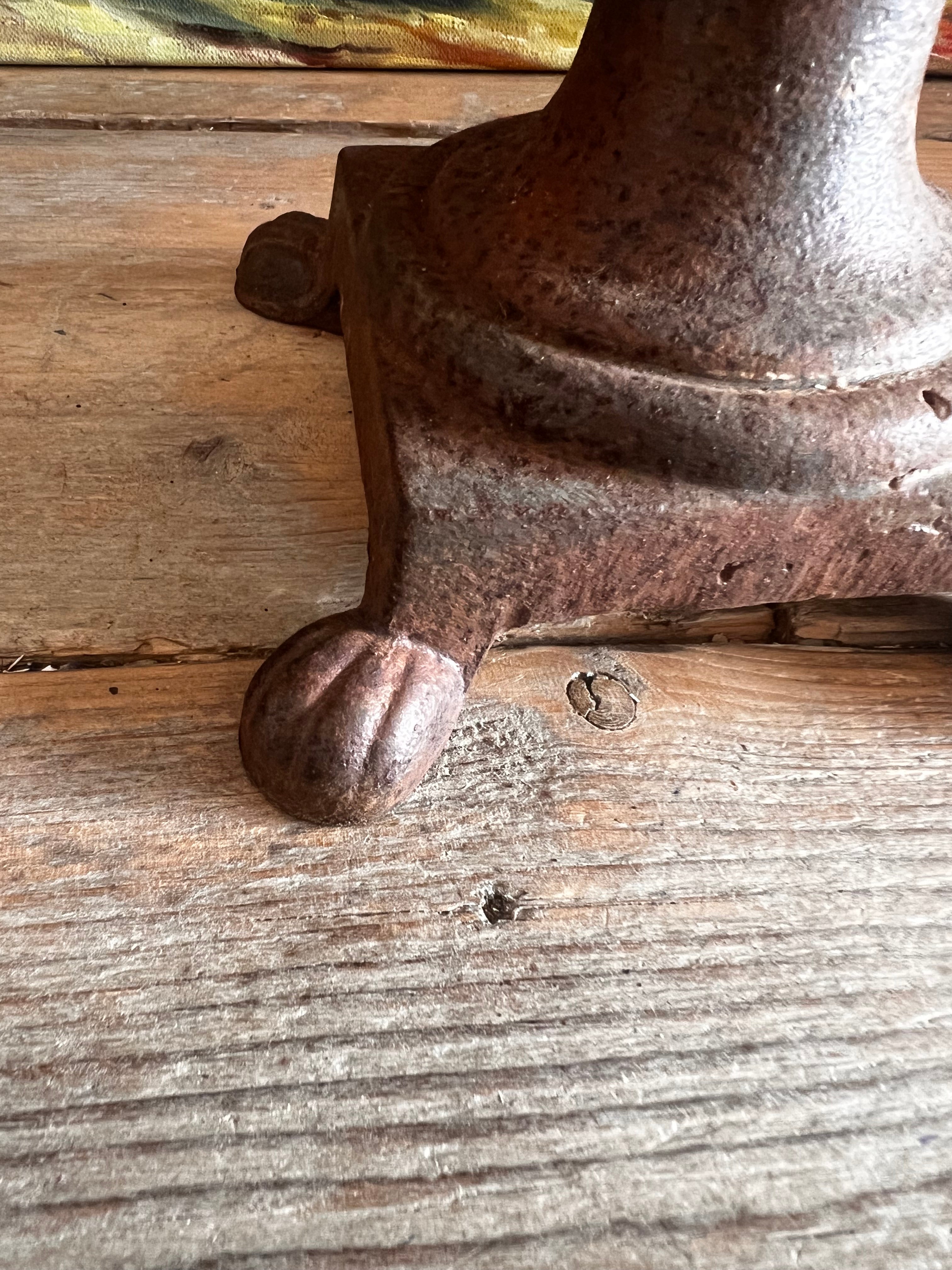 gietijzeren vaas Frankrijk, Calyx vaas gietijzer, vintage gietijzeren vaas, Franse gietijzeren decoratie, gietijzeren bloemenvaas, industriële Franse vaas, robuuste vintage vaas.