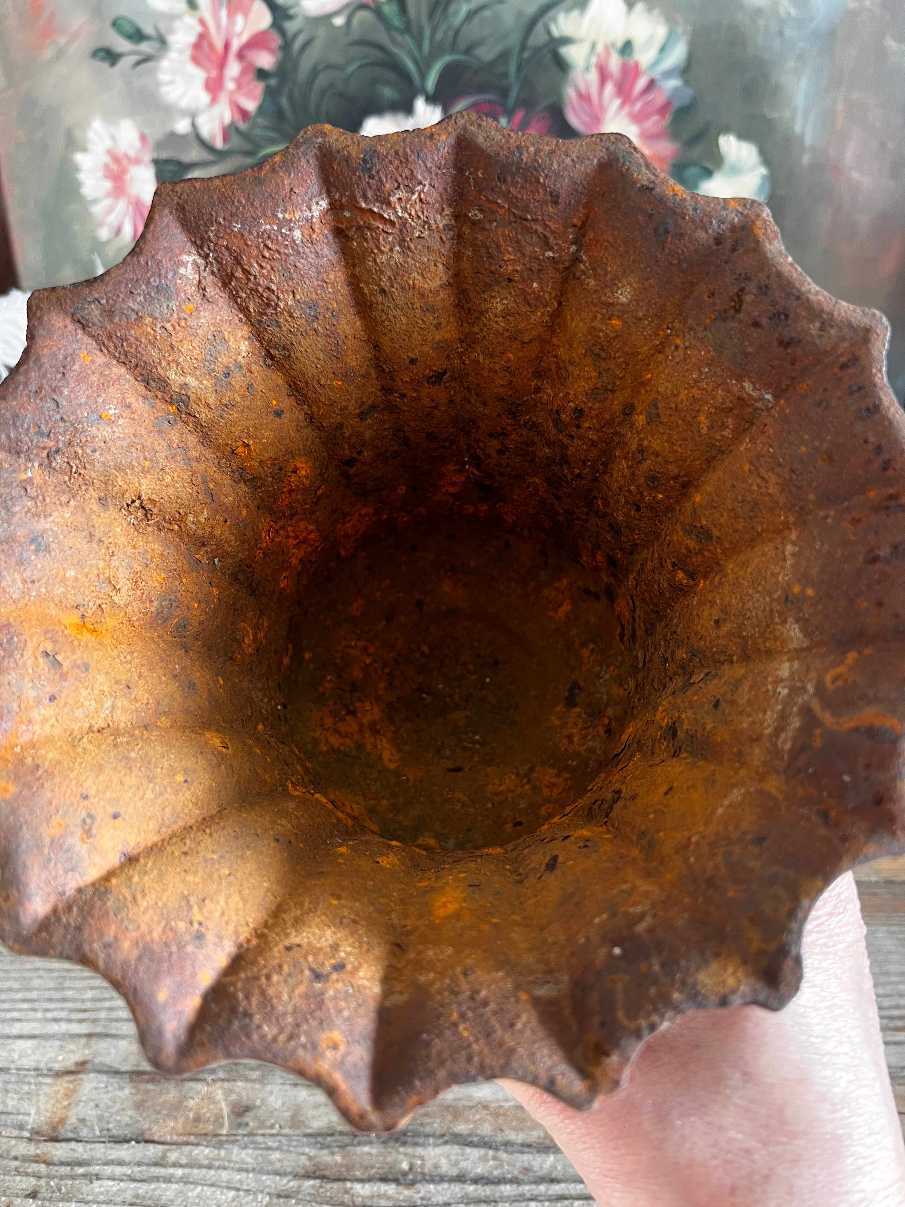 gietijzeren vaas Frankrijk, Calyx vaas gietijzer, vintage gietijzeren vaas, Franse gietijzeren decoratie, gietijzeren bloemenvaas, industriële Franse vaas, robuuste vintage vaas.