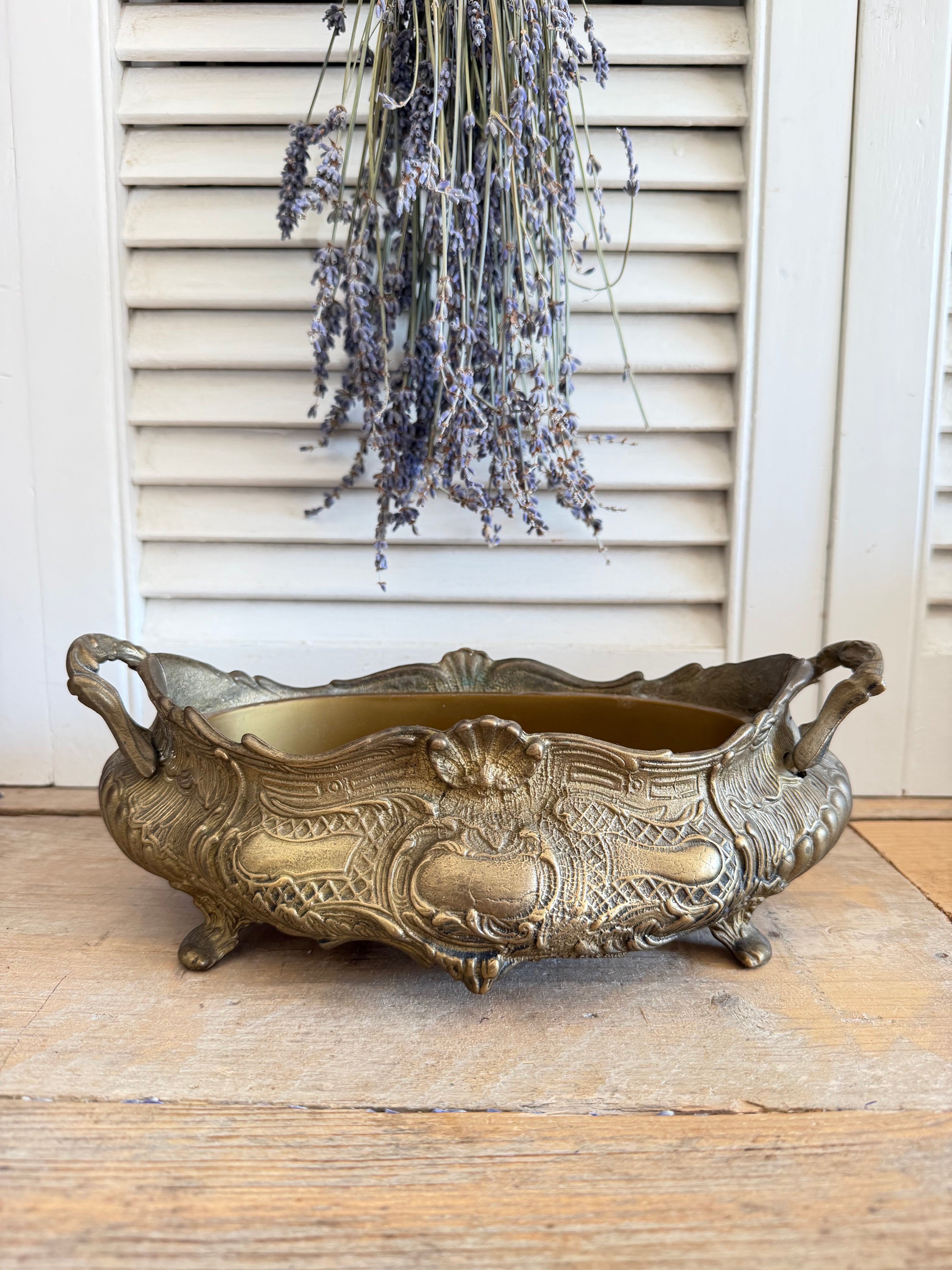 vintage jardinière, jaren 60 plantenbak, barok bloempot, goudkleurige plantenbak, rococo decoratie, French light academia decoratie, Sofia&