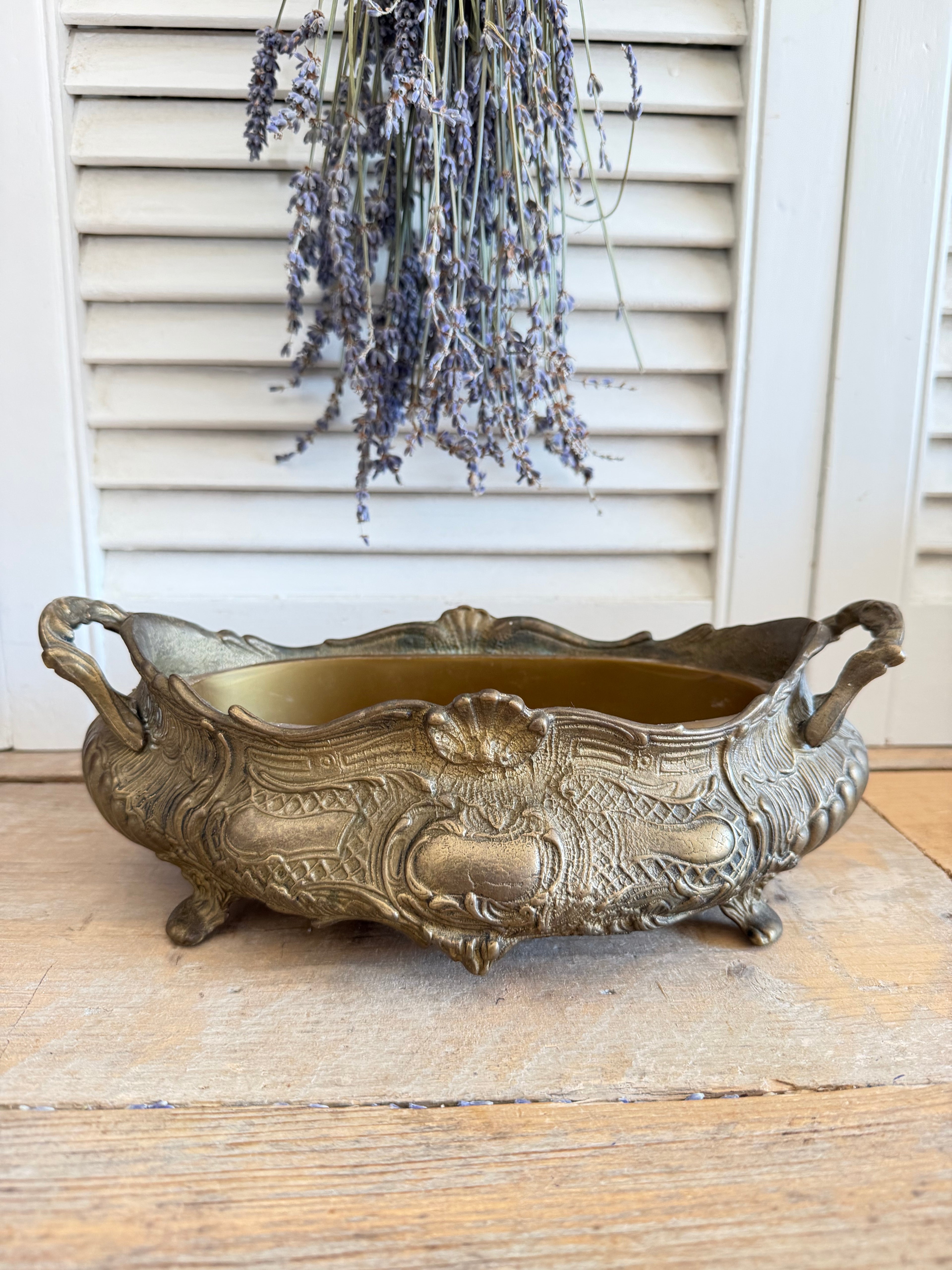 vintage jardinière, jaren 60 plantenbak, barok bloempot, goudkleurige plantenbak, rococo decoratie, French light academia decoratie, Sofia&