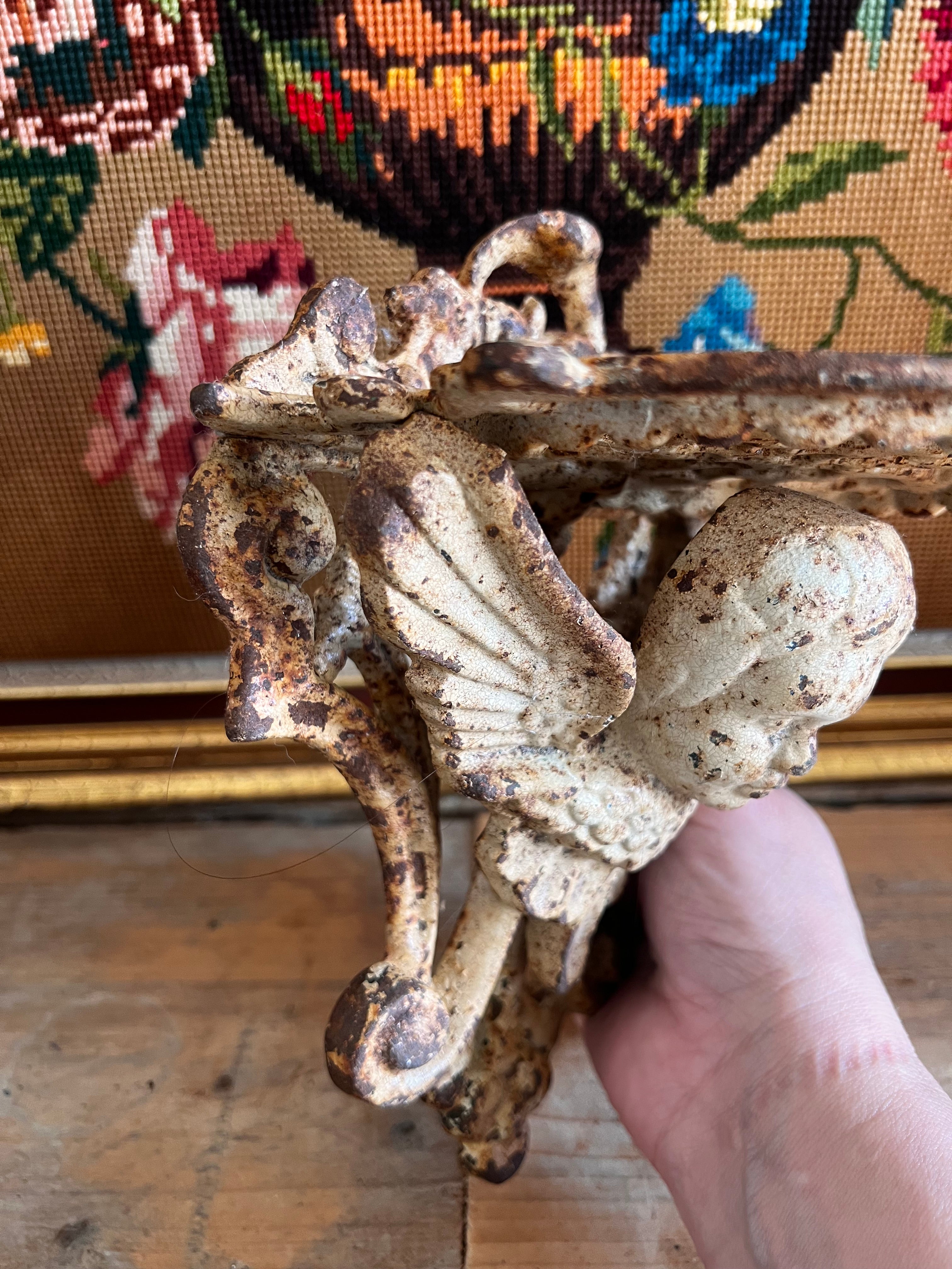 Gietijzeren muurconsole met engel