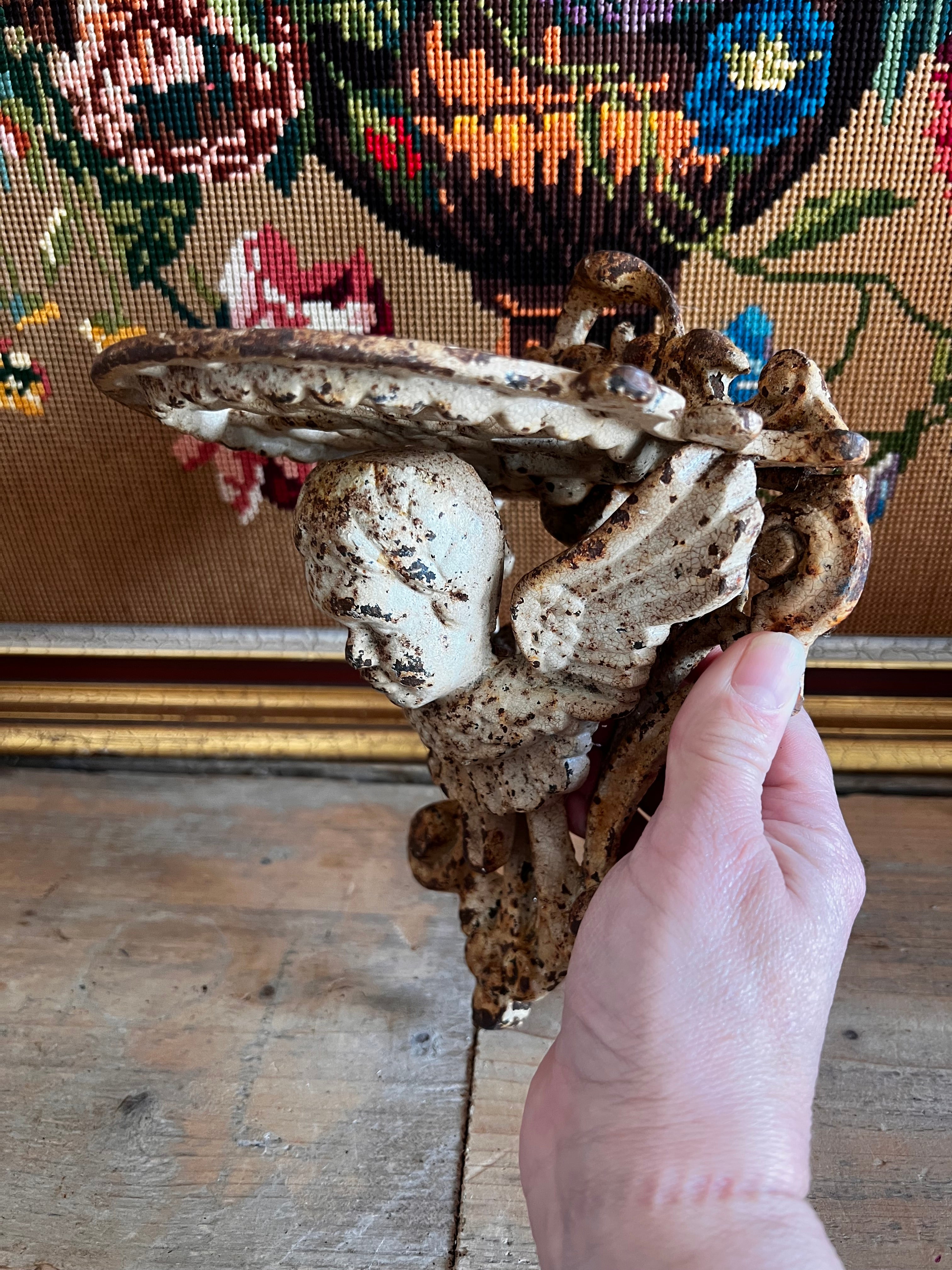 Gietijzeren muurconsole met engel