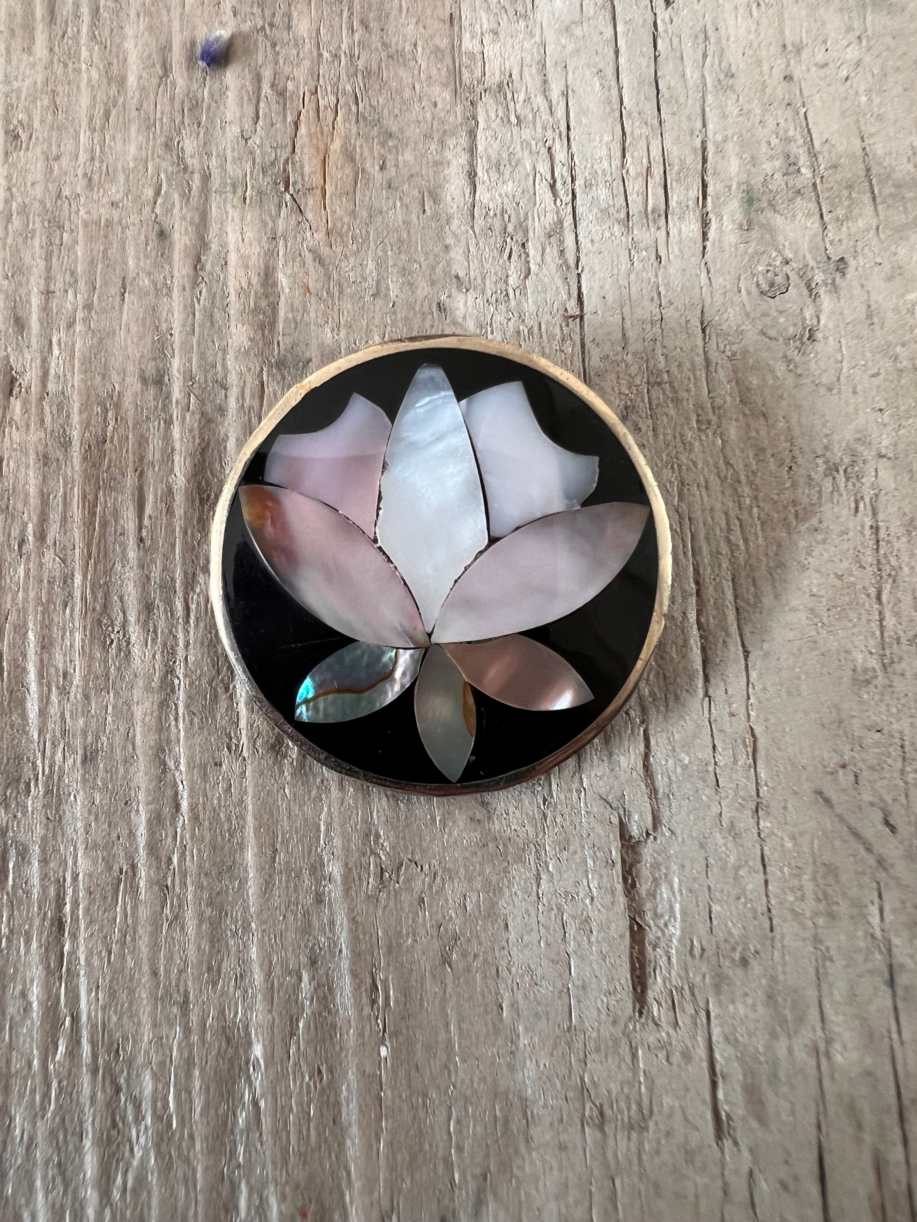 Zilveren broche met parelmoer