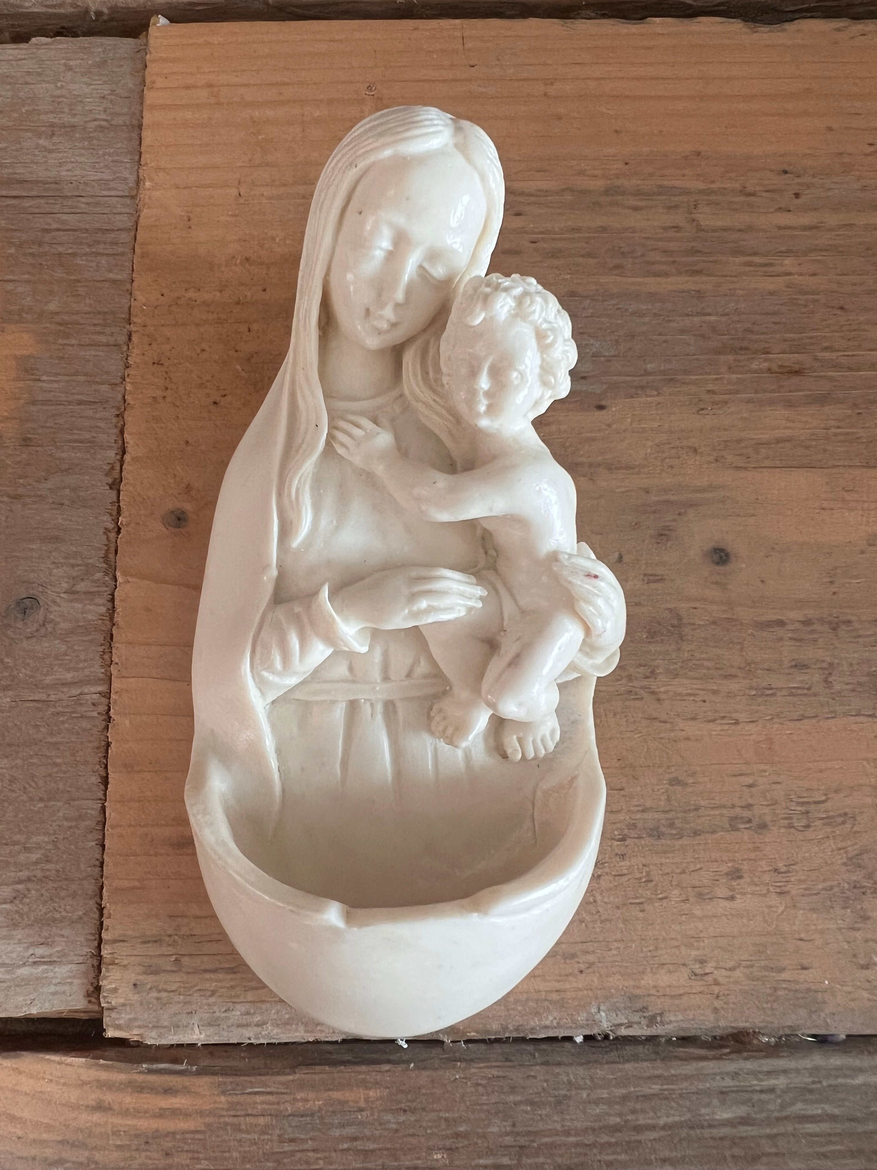 Wijwaterbakje Moeder Maria