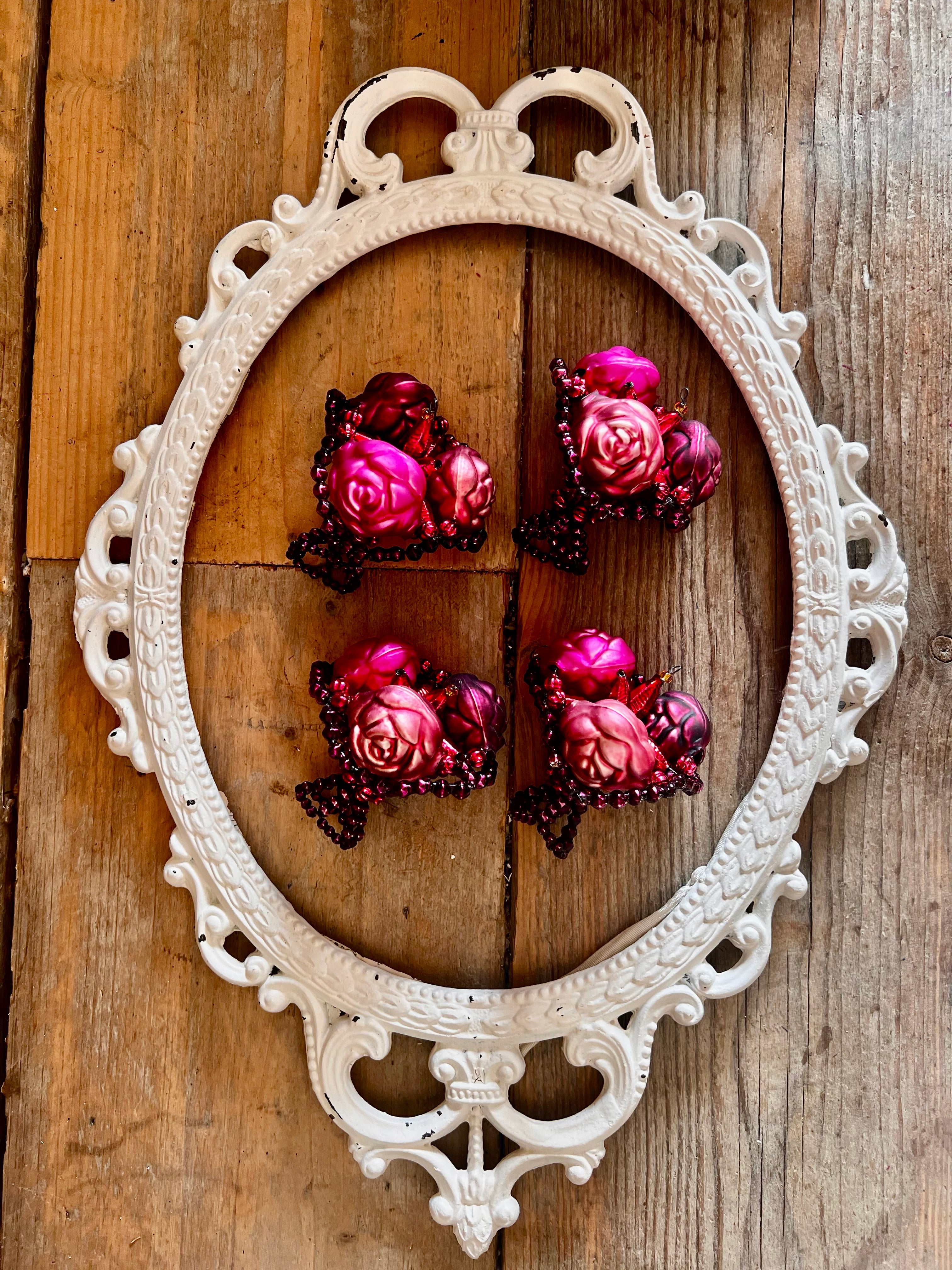 vintage kerstbal glas, kerstbal bosje rozen, glazen kerstbal vintage, klassieke kerstbal glas, kerstornament rozen, retro kerstbal glas, decoratieve kerstbal vintage design.