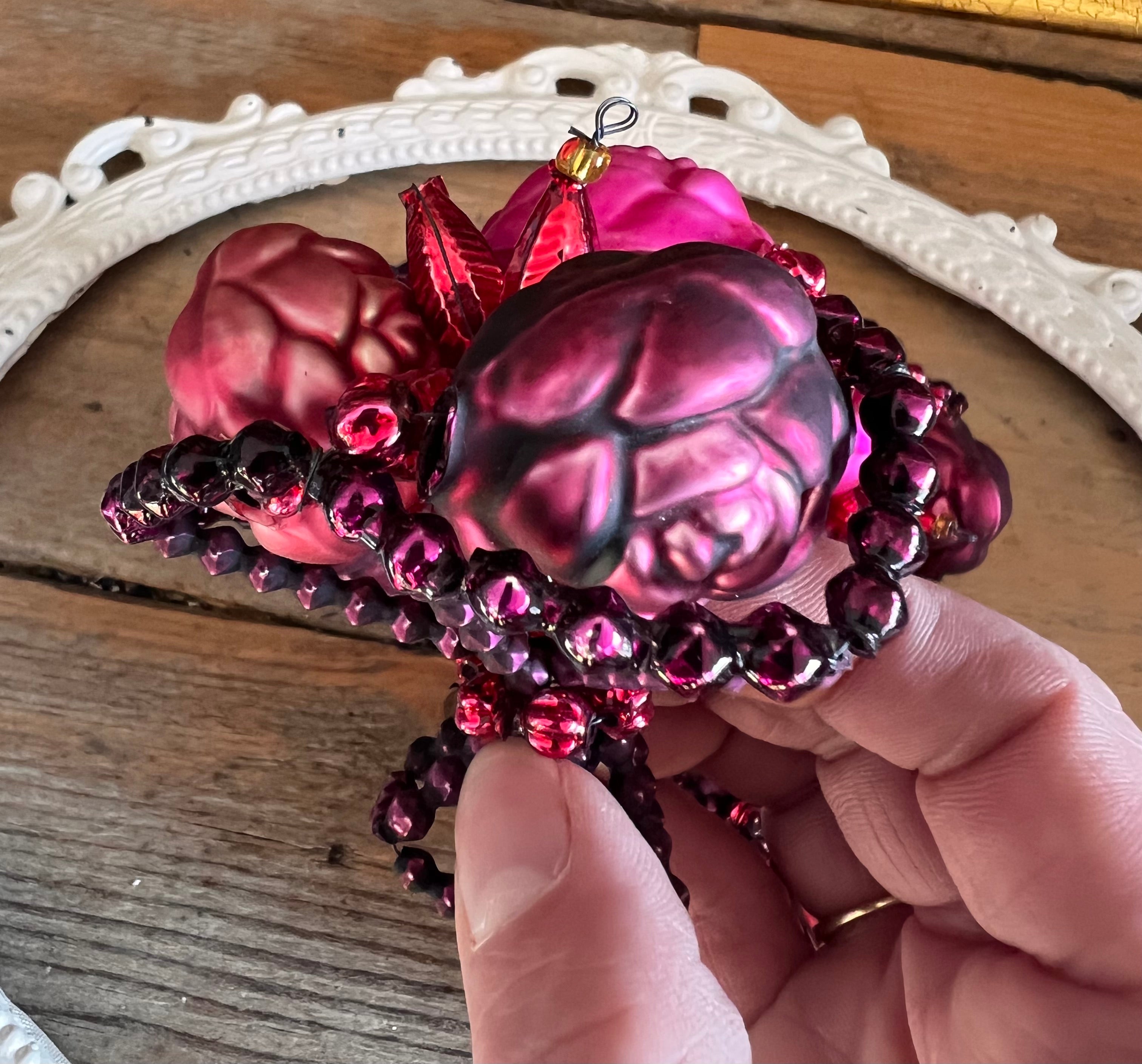 vintage kerstbal glas, kerstbal bosje rozen, glazen kerstbal vintage, klassieke kerstbal glas, kerstornament rozen, retro kerstbal glas, decoratieve kerstbal vintage design.