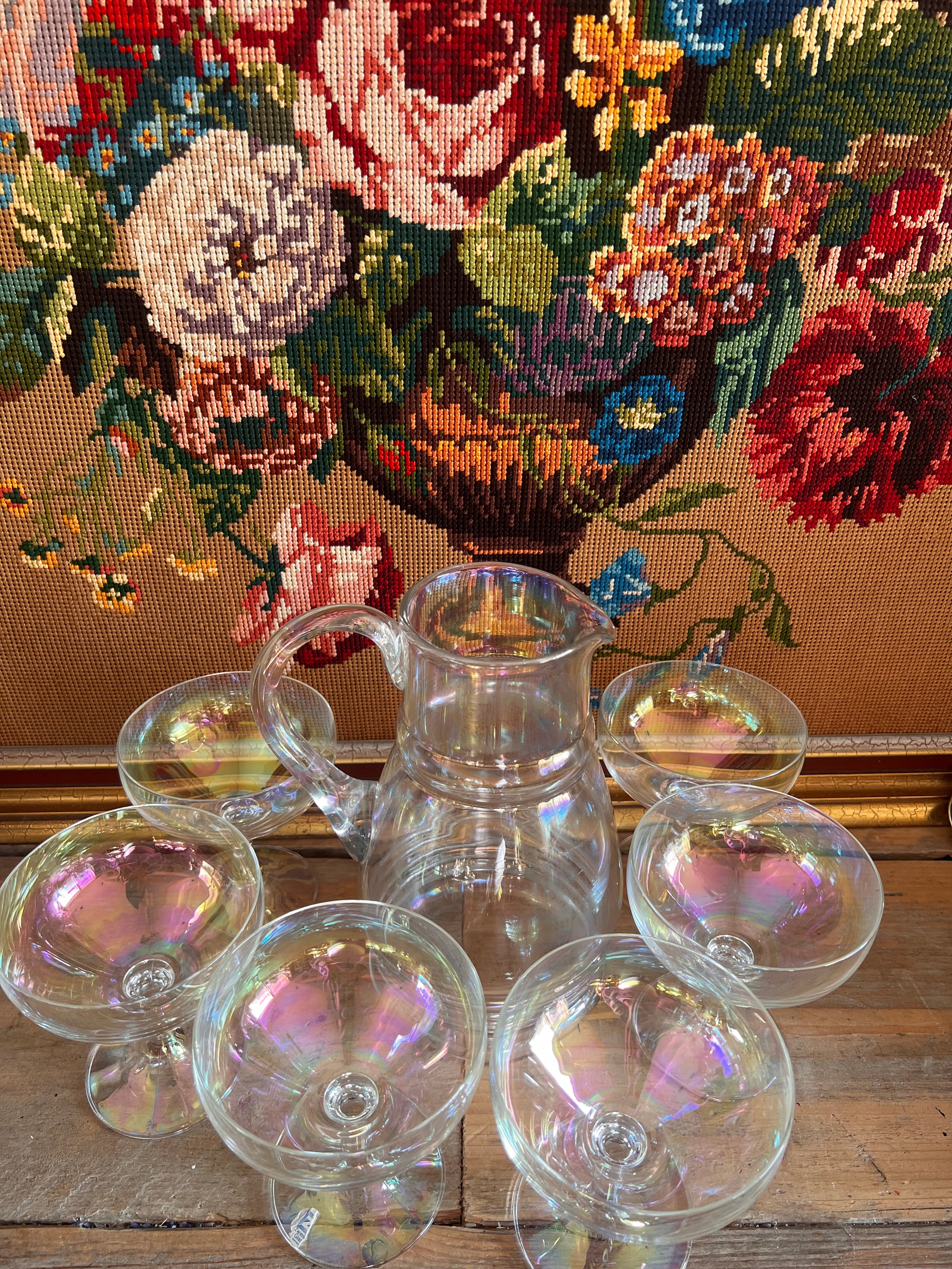 Schott Zwiesel iriserende drinkset, iriserende coupes, Tritan kristalglas drinkset, luxe karaf en glas set, champagne coupe set, kleurrijke drinkset kopen, breukbestendige glazen set, feestelijke drinkset, stijlvolle karaf en glas set.