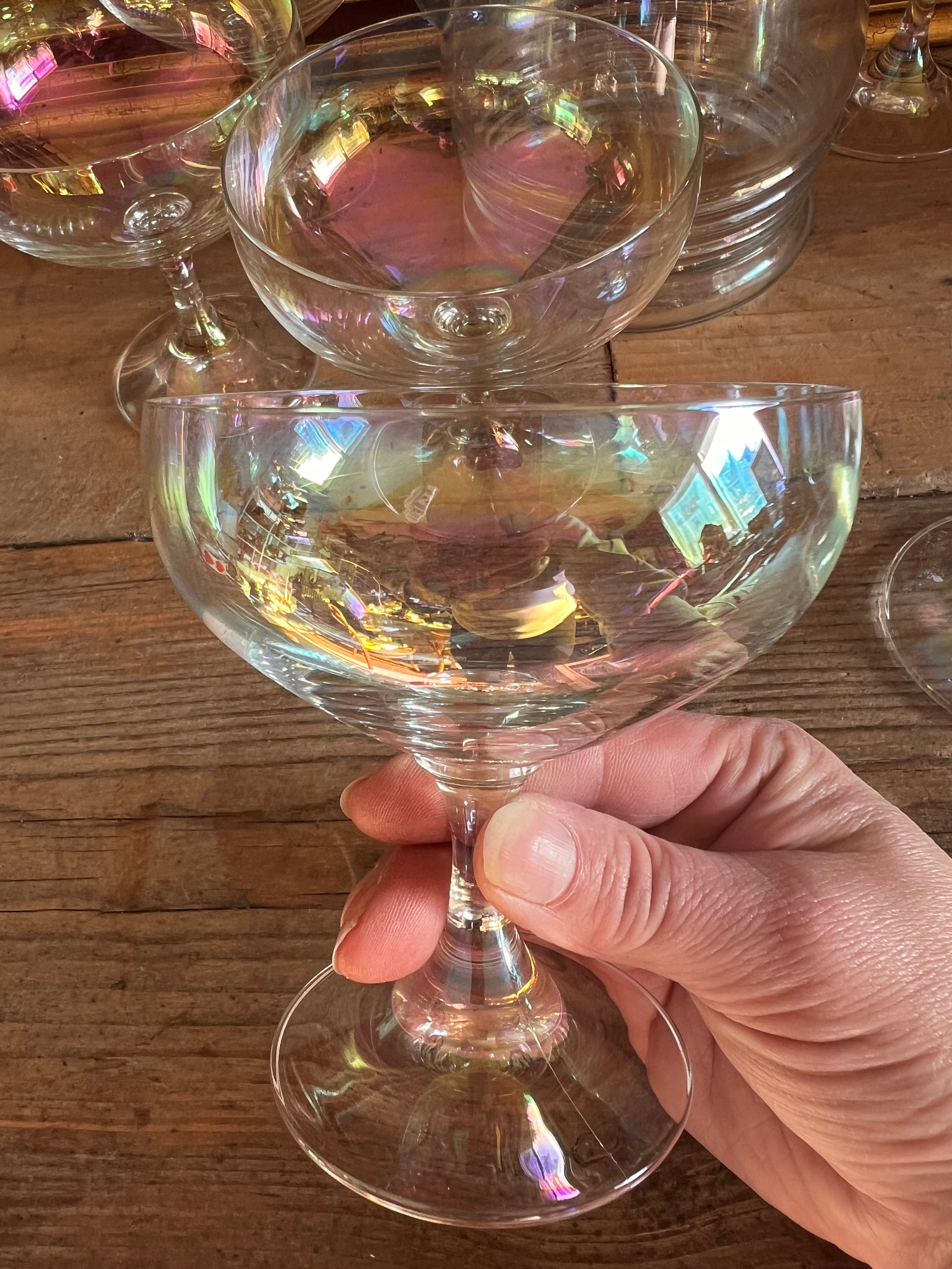 Schott Zwiesel iriserende drinkset, iriserende coupes, Tritan kristalglas drinkset, luxe karaf en glas set, champagne coupe set, kleurrijke drinkset kopen, breukbestendige glazen set, feestelijke drinkset, stijlvolle karaf en glas set.