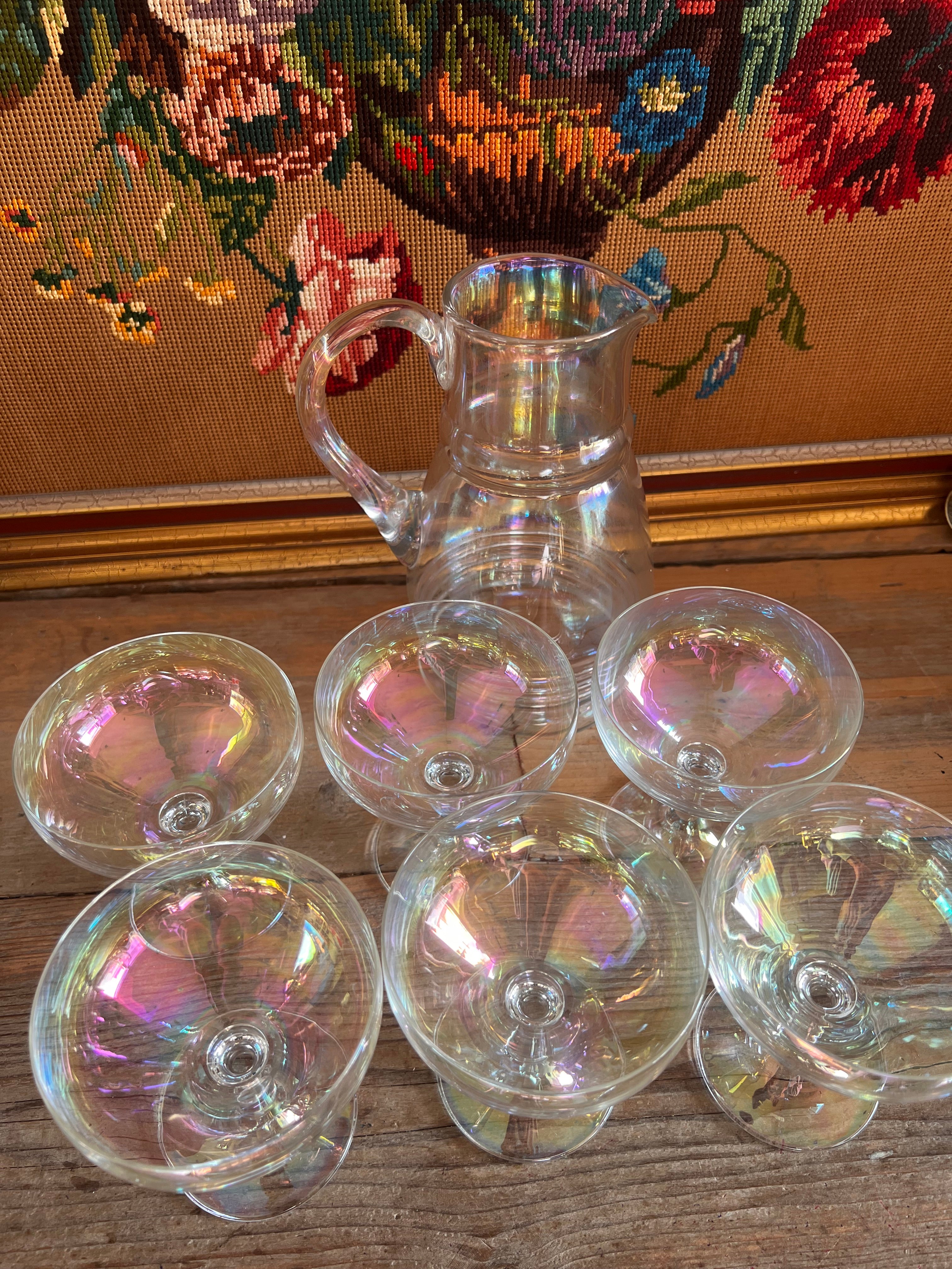 Schott Zwiesel iriserende drinkset, iriserende coupes, Tritan kristalglas drinkset, luxe karaf en glas set, champagne coupe set, kleurrijke drinkset kopen, breukbestendige glazen set, feestelijke drinkset, stijlvolle karaf en glas set.