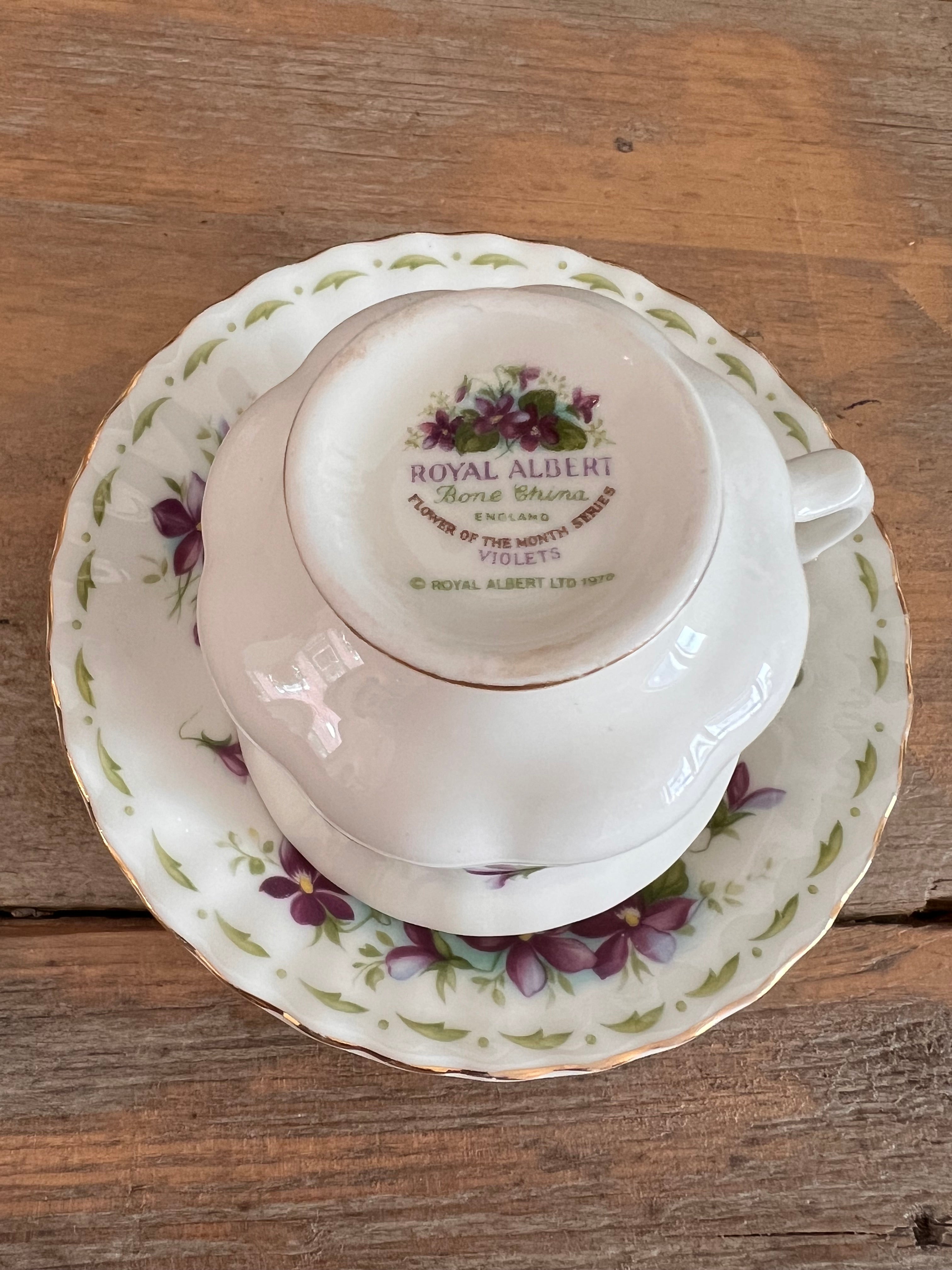 Kop en schotel Flower of the month February