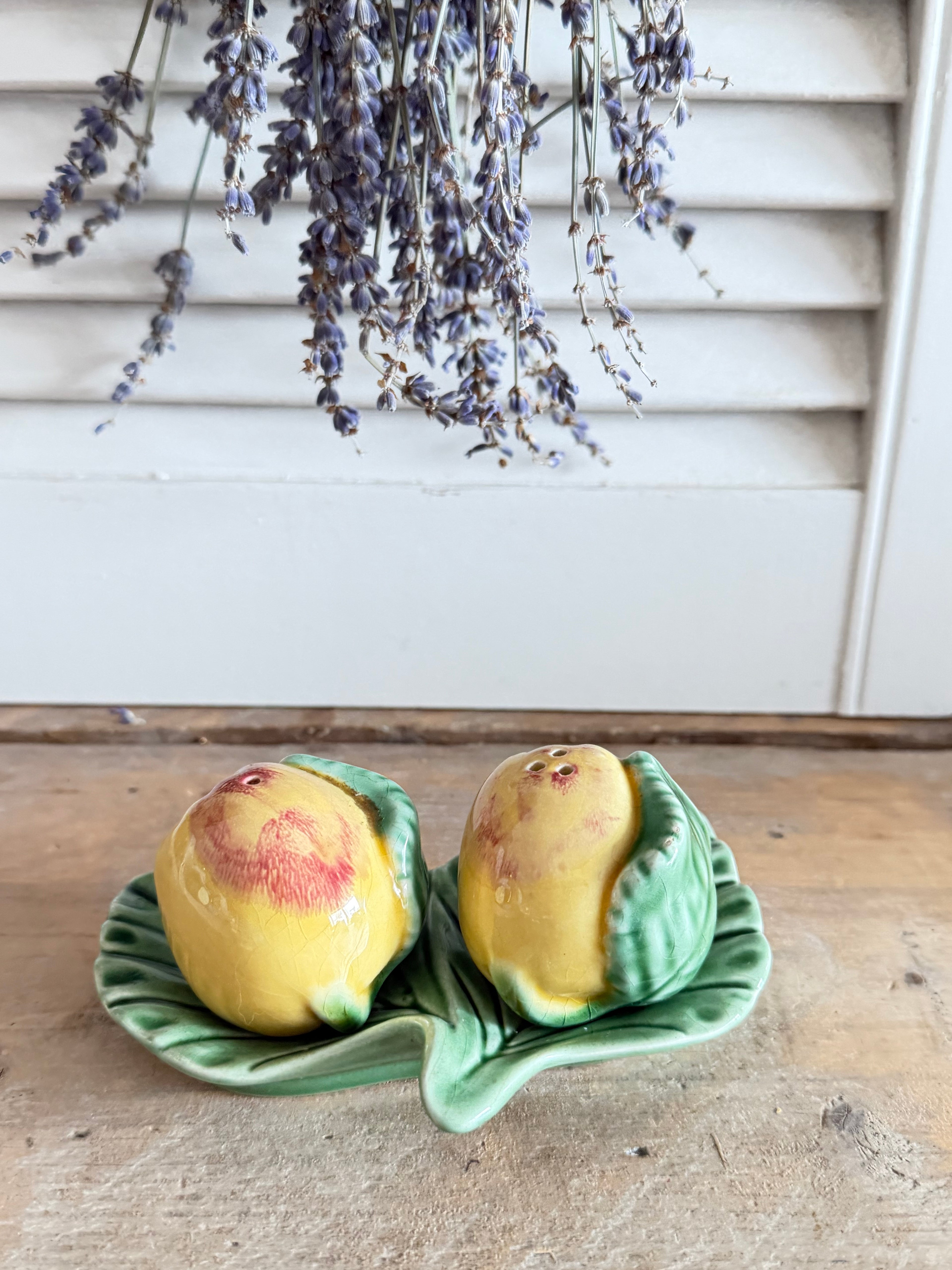 Vintage Bordallo Pinheiro peper- en zoutstel met appels, vintage peper- en zoutstel, Portugees aardewerk, Sofiia Brocante