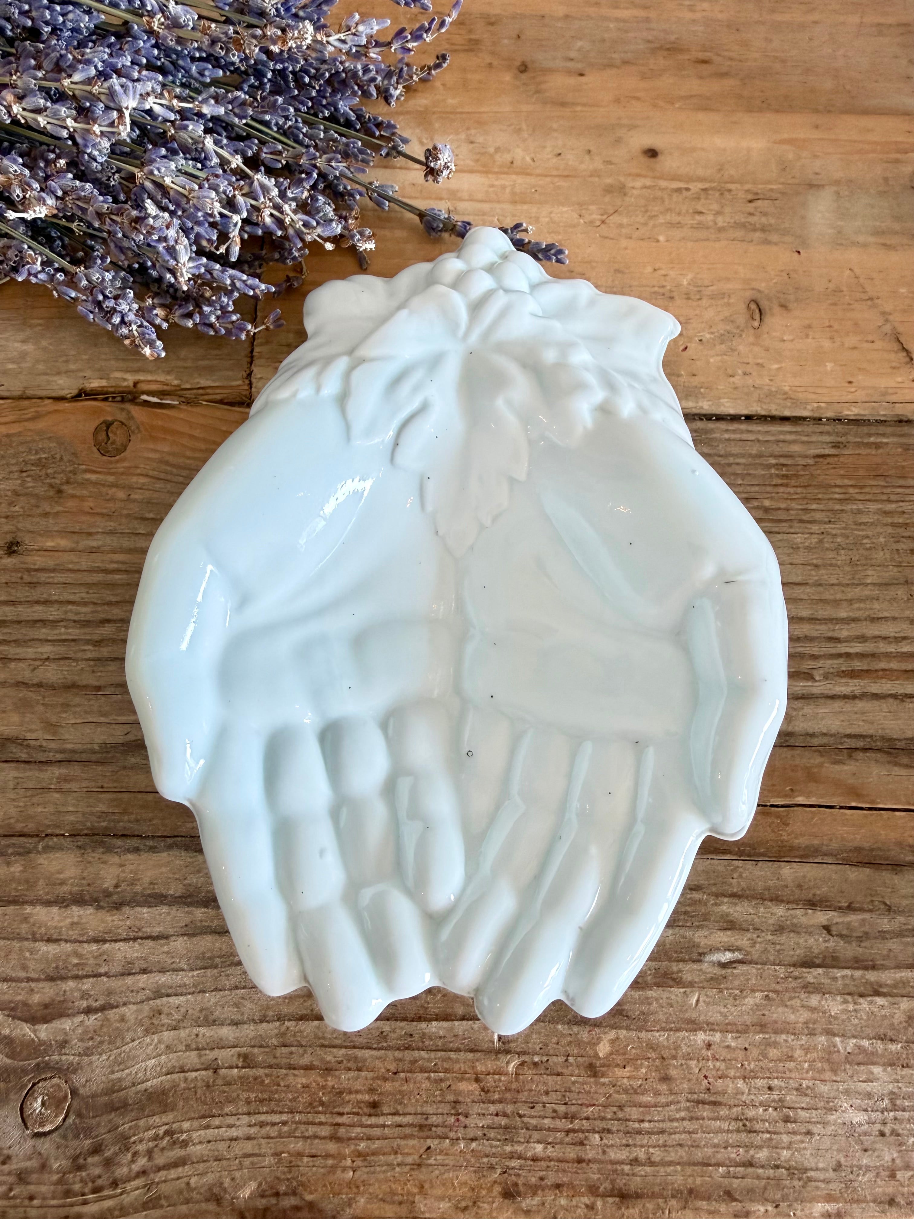 Vintage opaline handschaal met druiven, Queen victoria hands, victoriaanse handen van glas, handen schaal, vide poche van opaline glas, Sofia&