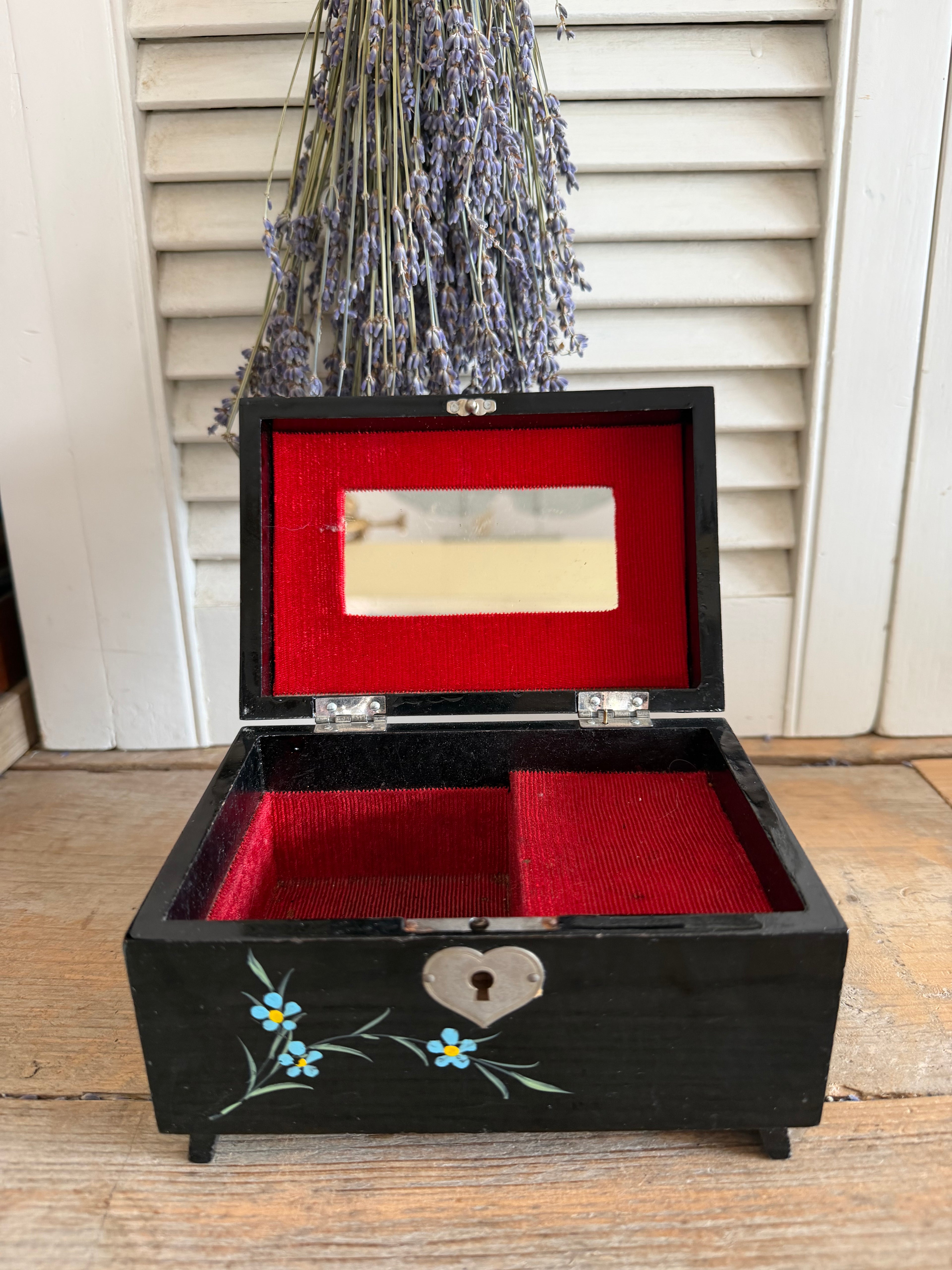 Vintage houten sieradenkistje met muziek en sleuteltje