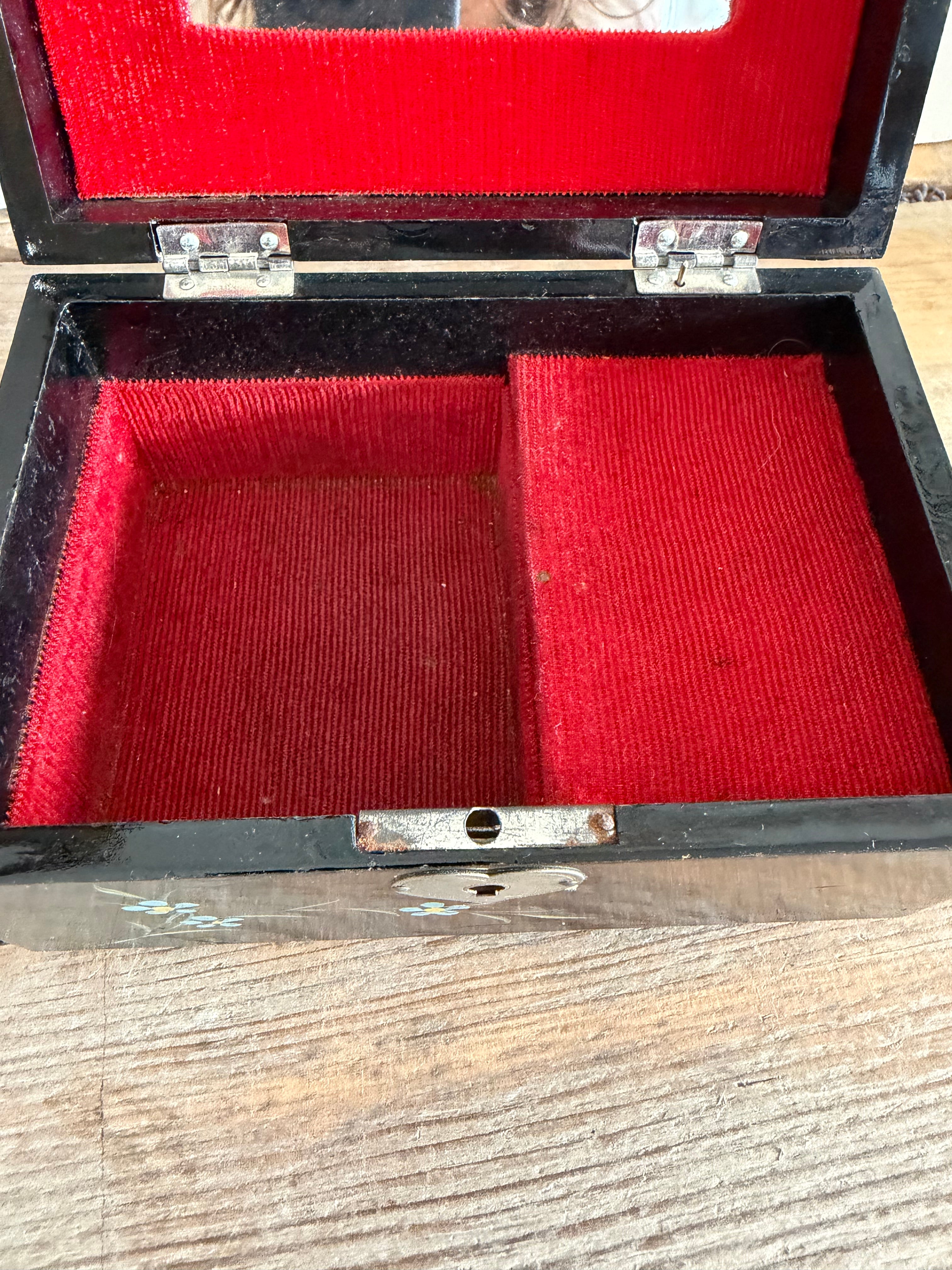 Vintage houten sieradenkistje met muziek en sleuteltje