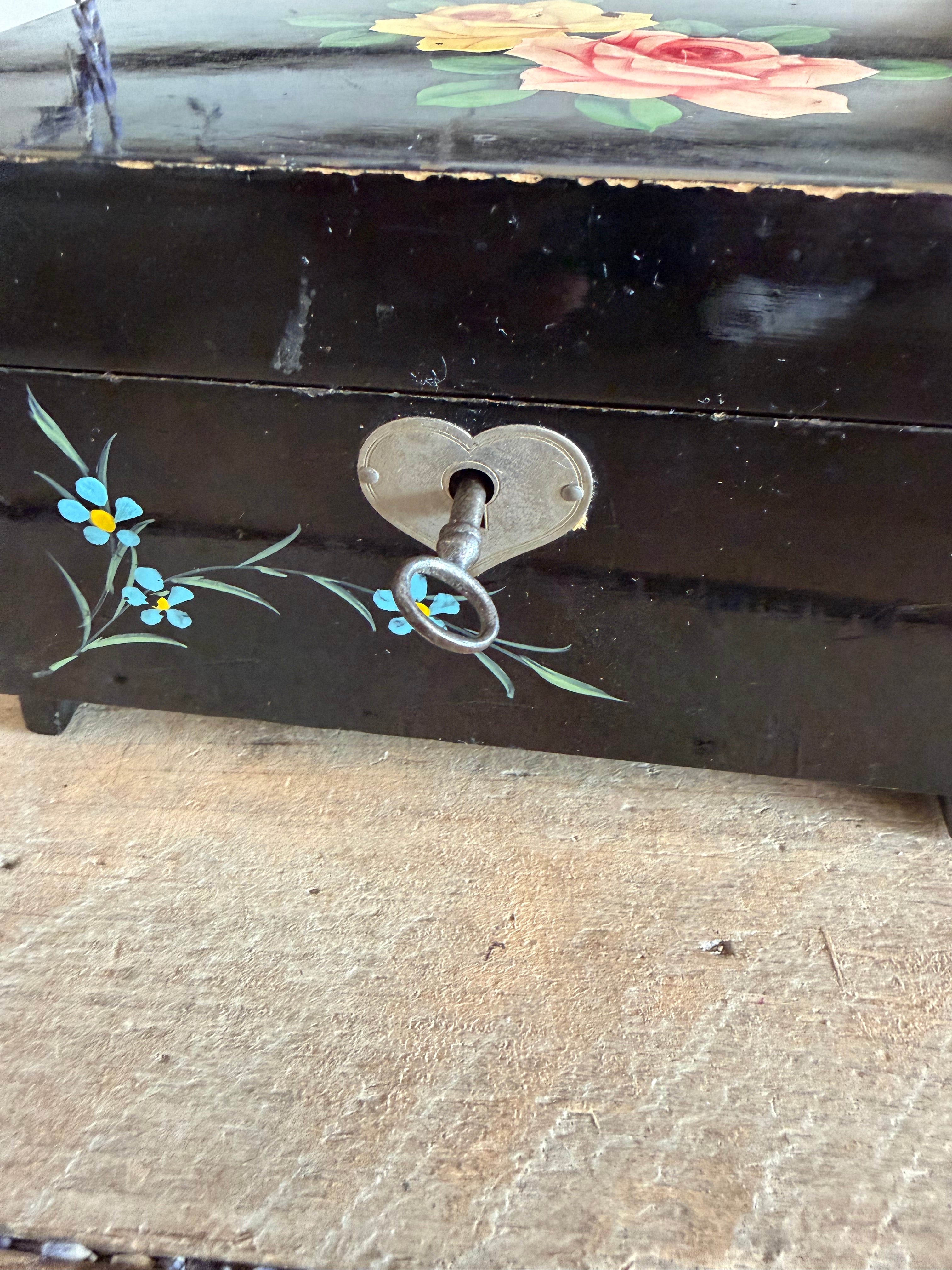 Vintage houten sieradenkistje met muziek en sleuteltje