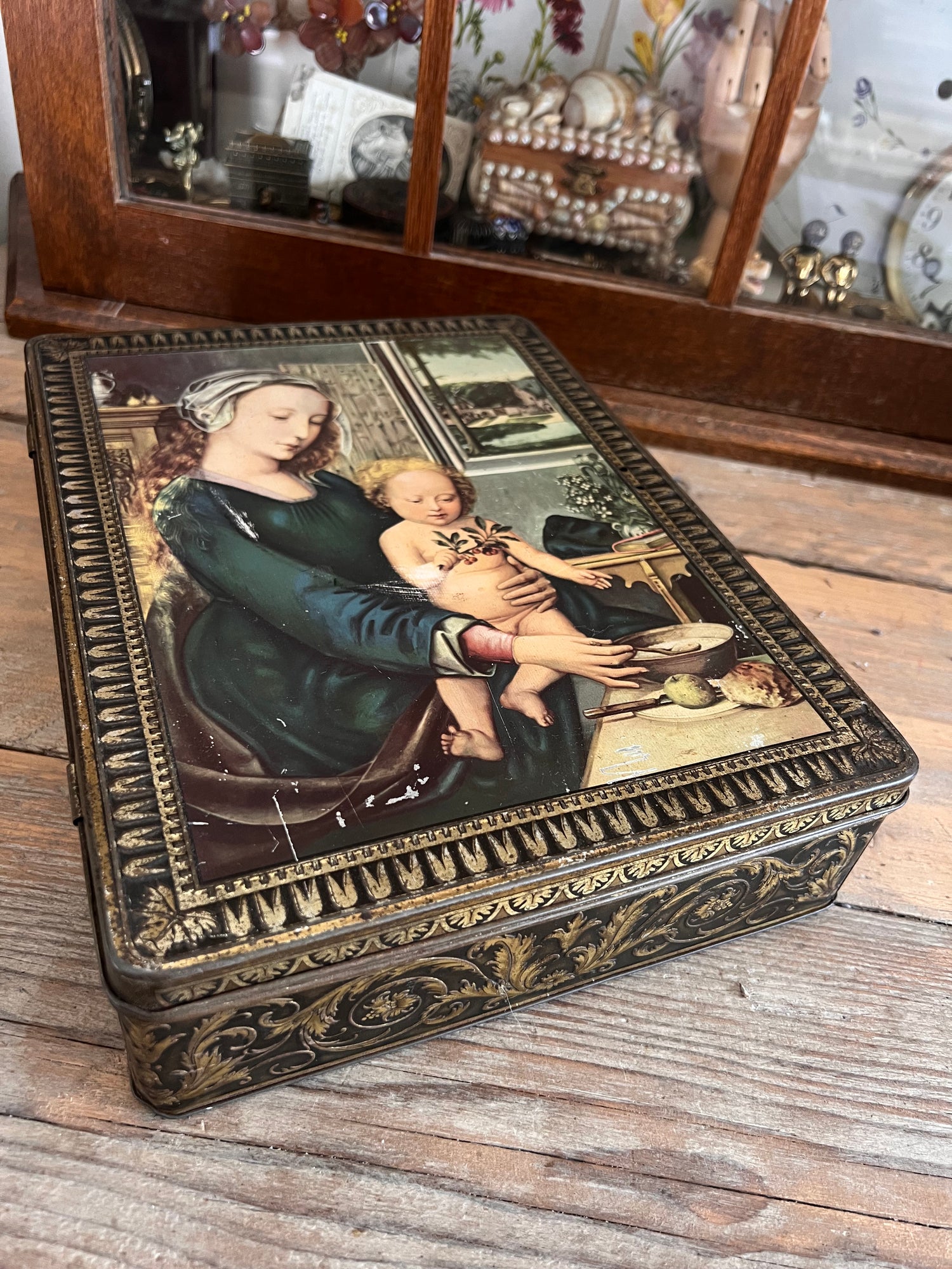 Large cookie tin mother and child