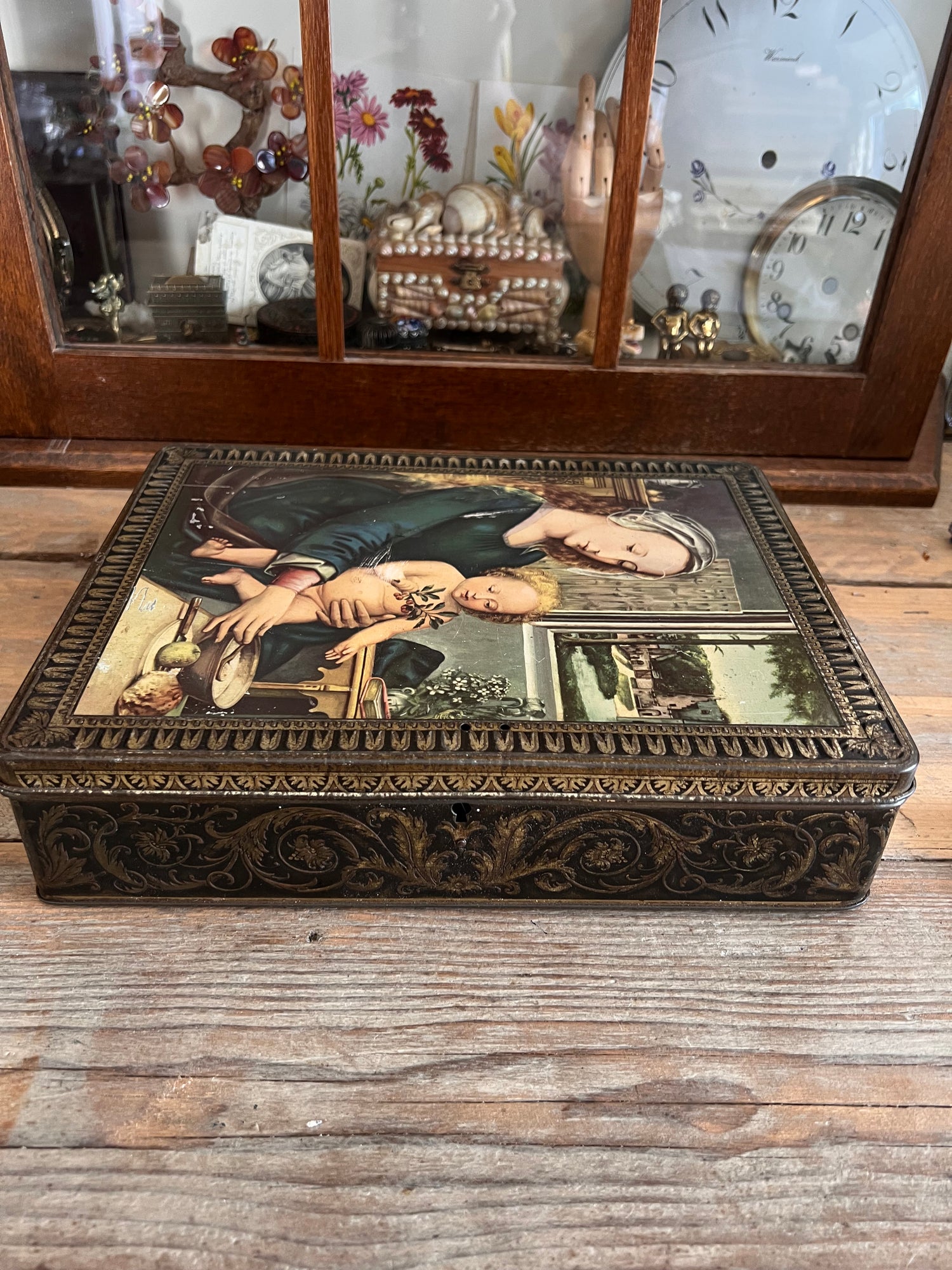Large cookie tin mother and child