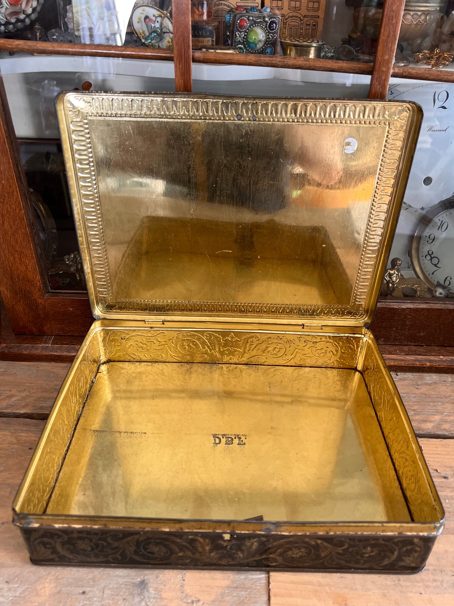 Large cookie tin mother and child