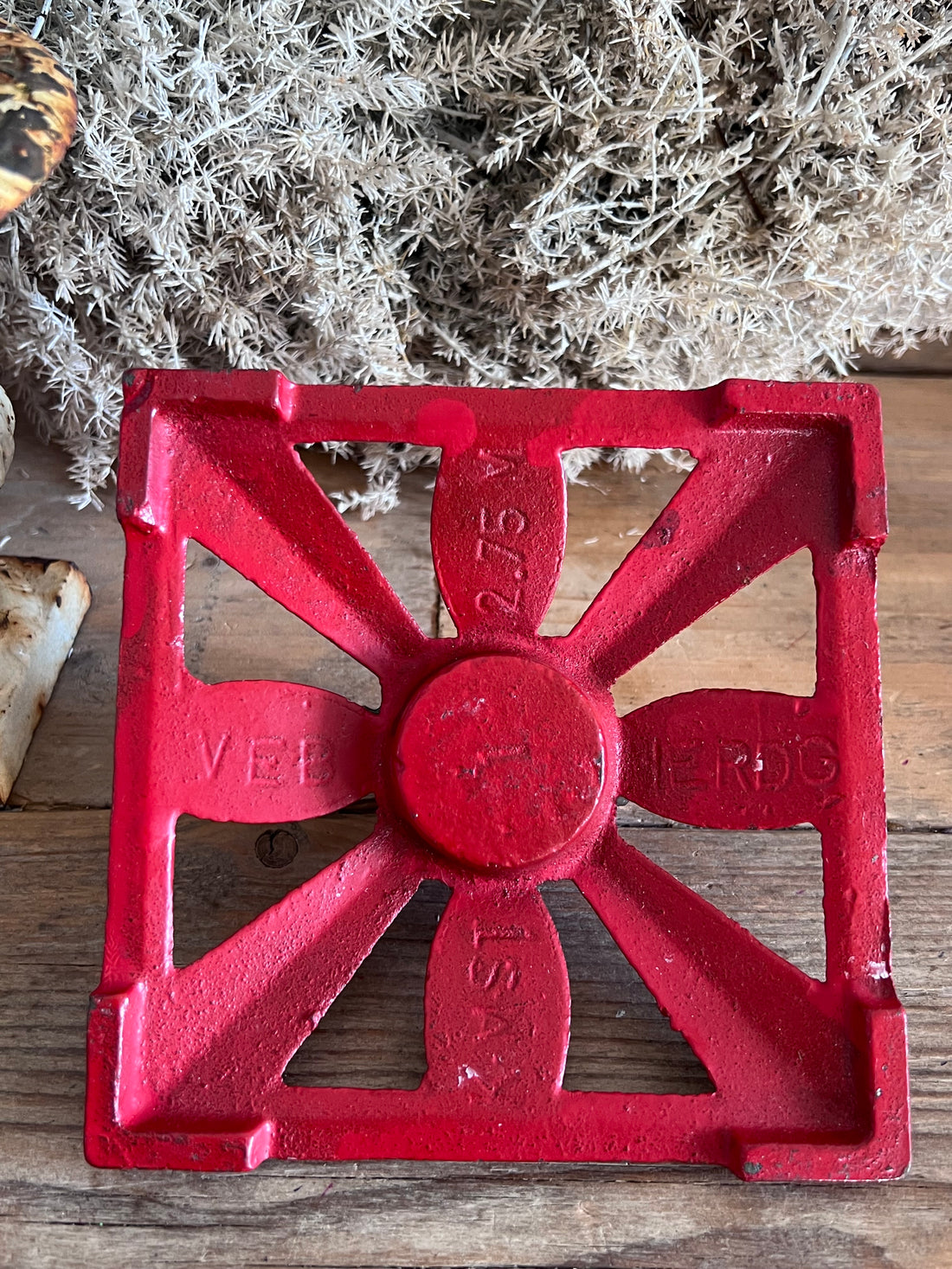 Gietijzeren kerstboomstandaard voor kleine kerstboom in de kleur rood