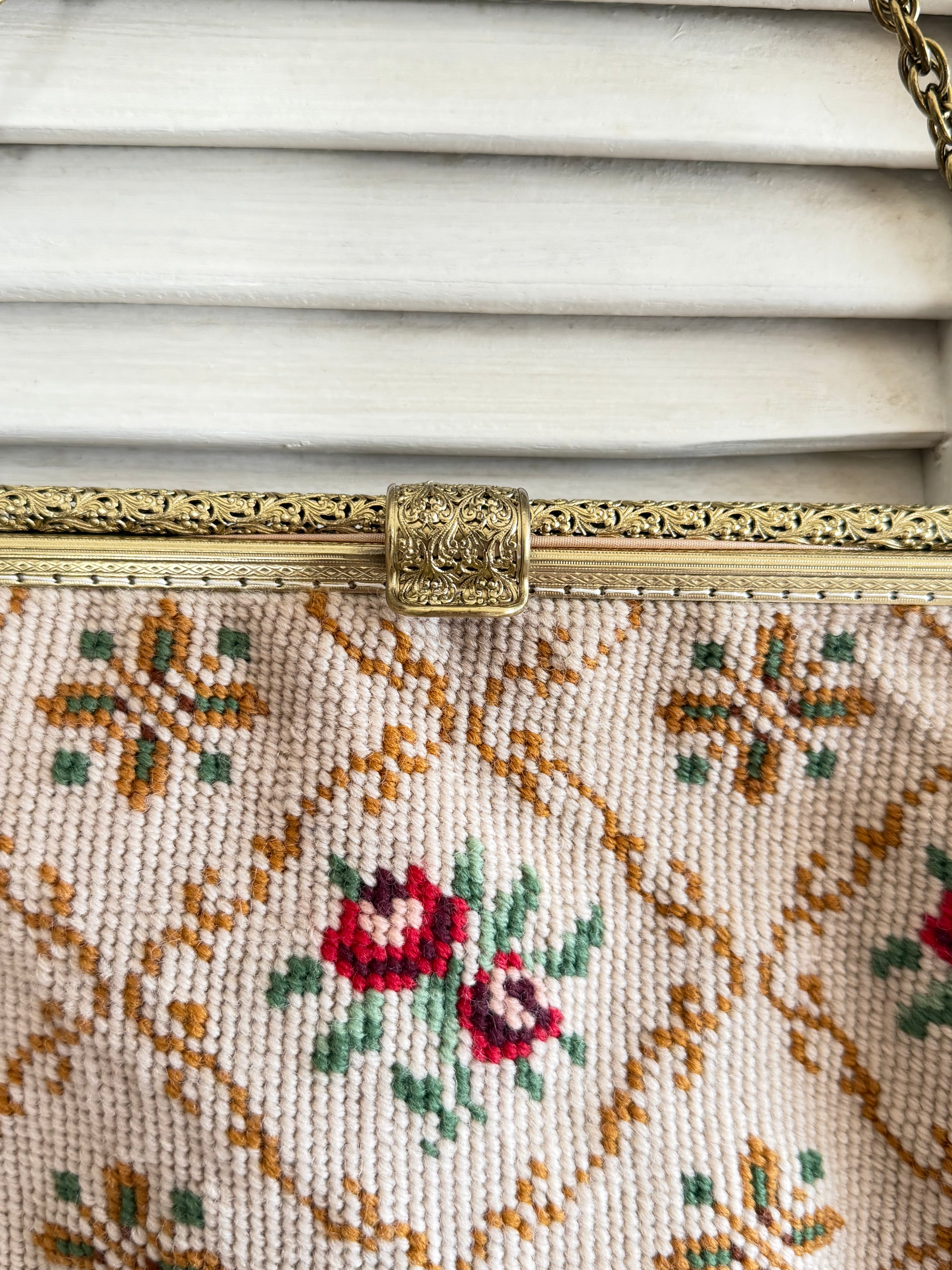 Vintage gobelin handtas met rozen en goudkleurige beugel, Sofia&