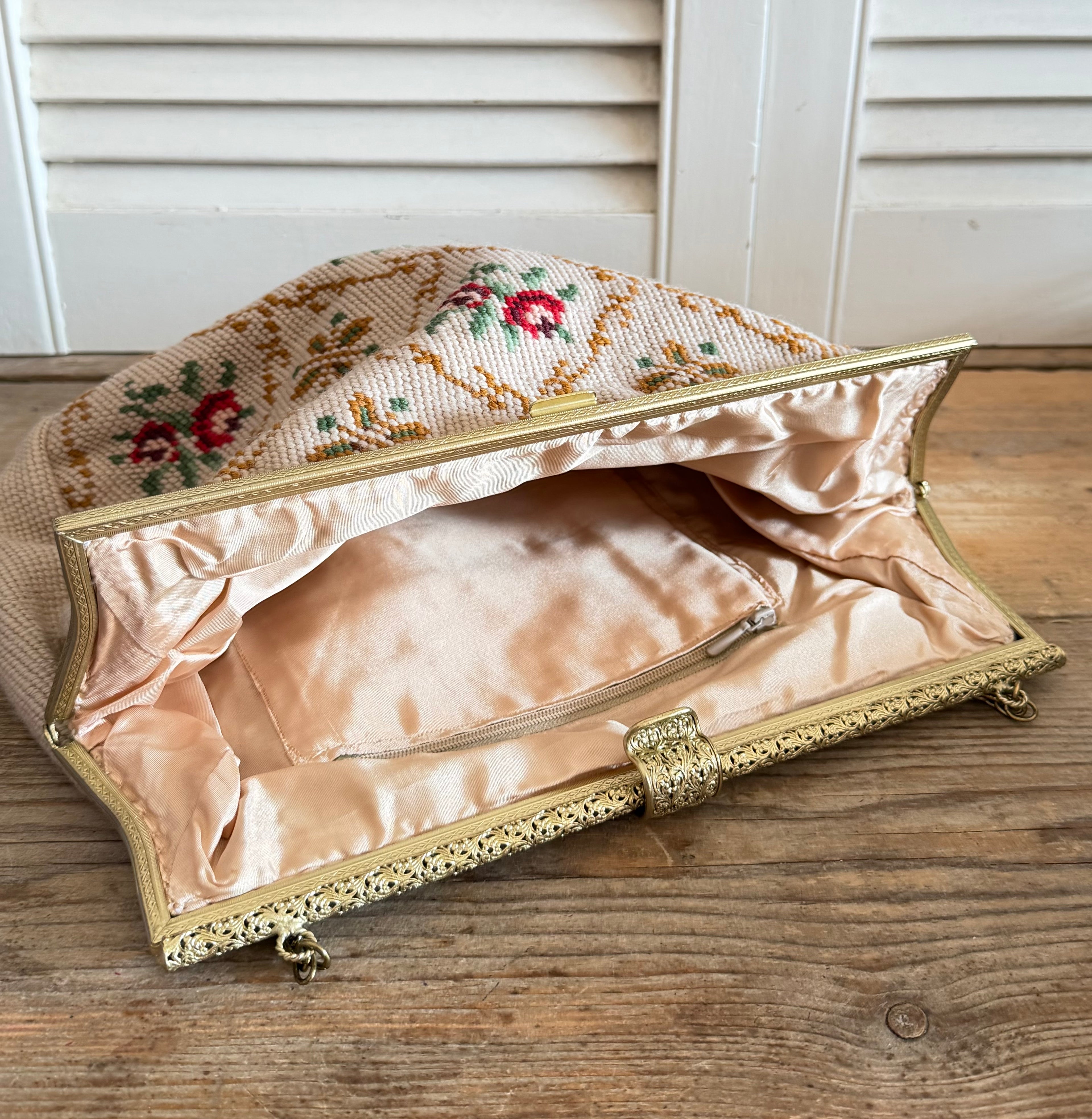 Vintage gobelin handtas met rozen en goudkleurige beugel