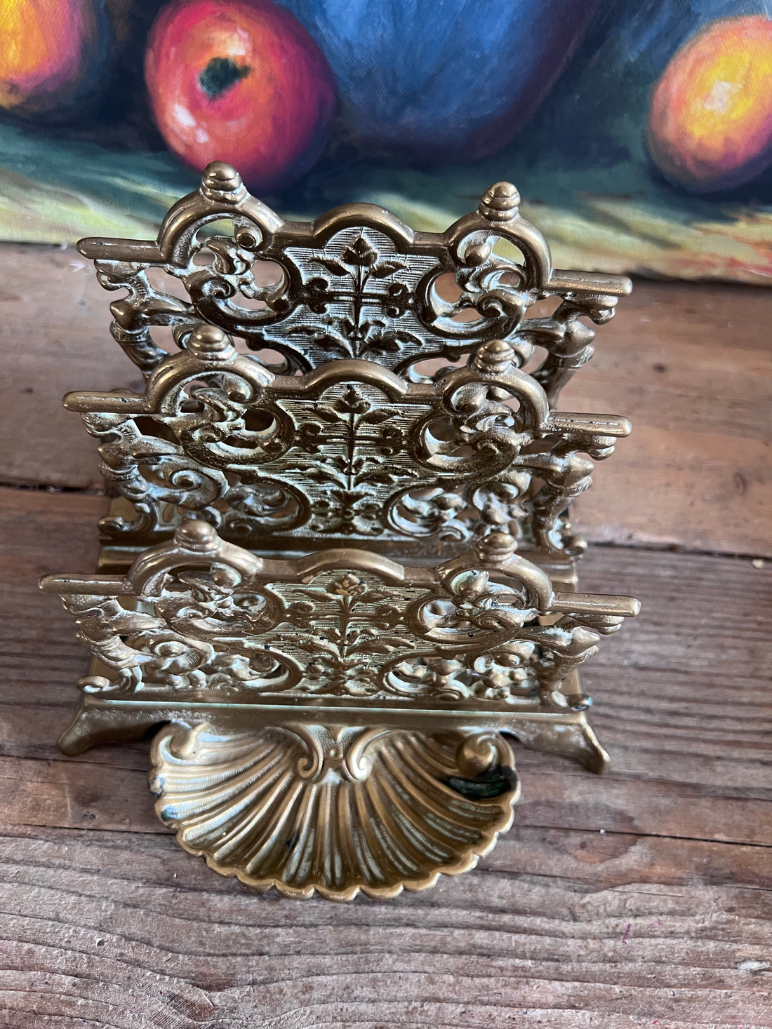 vintage brievenhouder messing, Art Nouveau brievenhouder, messing bureau organizer, vintage bureau accessoire, Art Nouveau design, brievenhouder klassiek, messing posthouder, stijlvolle brievenhouder, bureau organizer vintage.