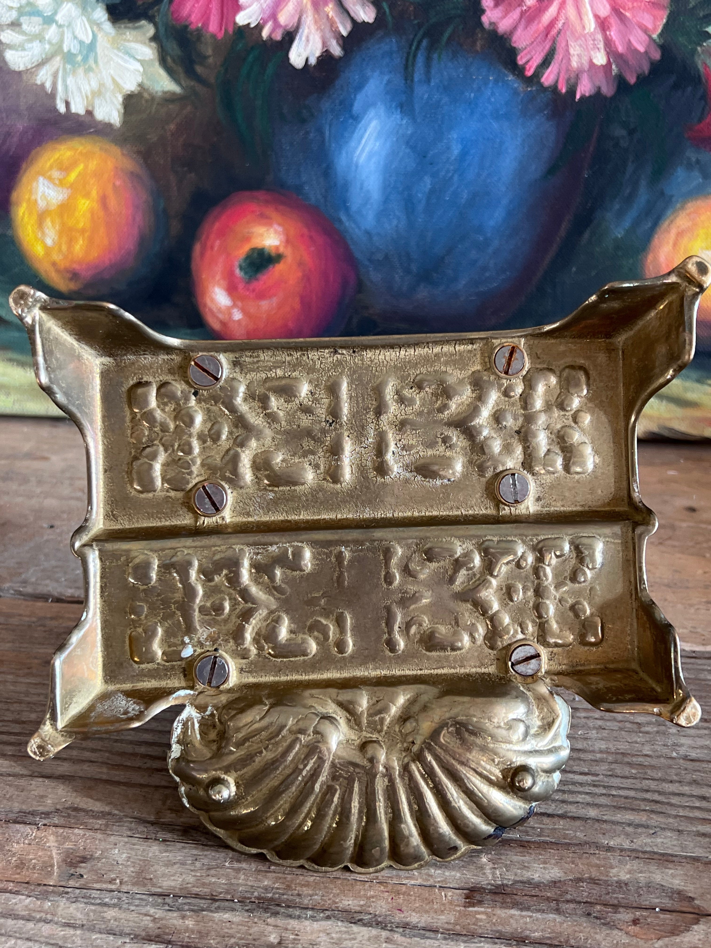 vintage brievenhouder messing, Art Nouveau brievenhouder, messing bureau organizer, vintage bureau accessoire, Art Nouveau design, brievenhouder klassiek, messing posthouder, stijlvolle brievenhouder, bureau organizer vintage.