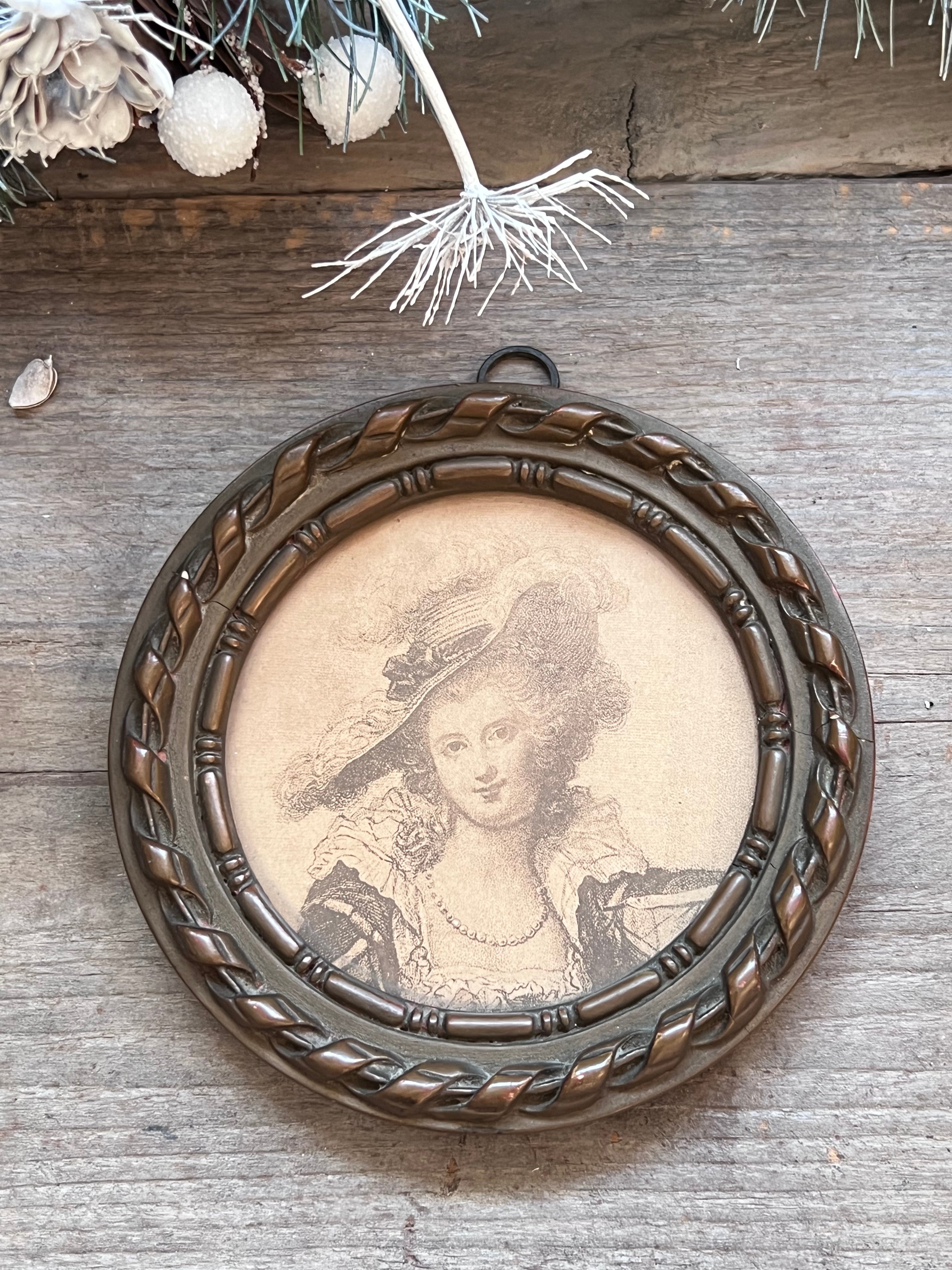 vintage lijstje Rococo dame, antiek schilderij bruintinten, vintage wanddecoratie, Rococo kunstwerk, klassieke vintage decoratie, vintage schilderijtje damesportret, bruine tinten interieurdecoratie, vintage kunstcollectie, nostalgische woonaccessoires.