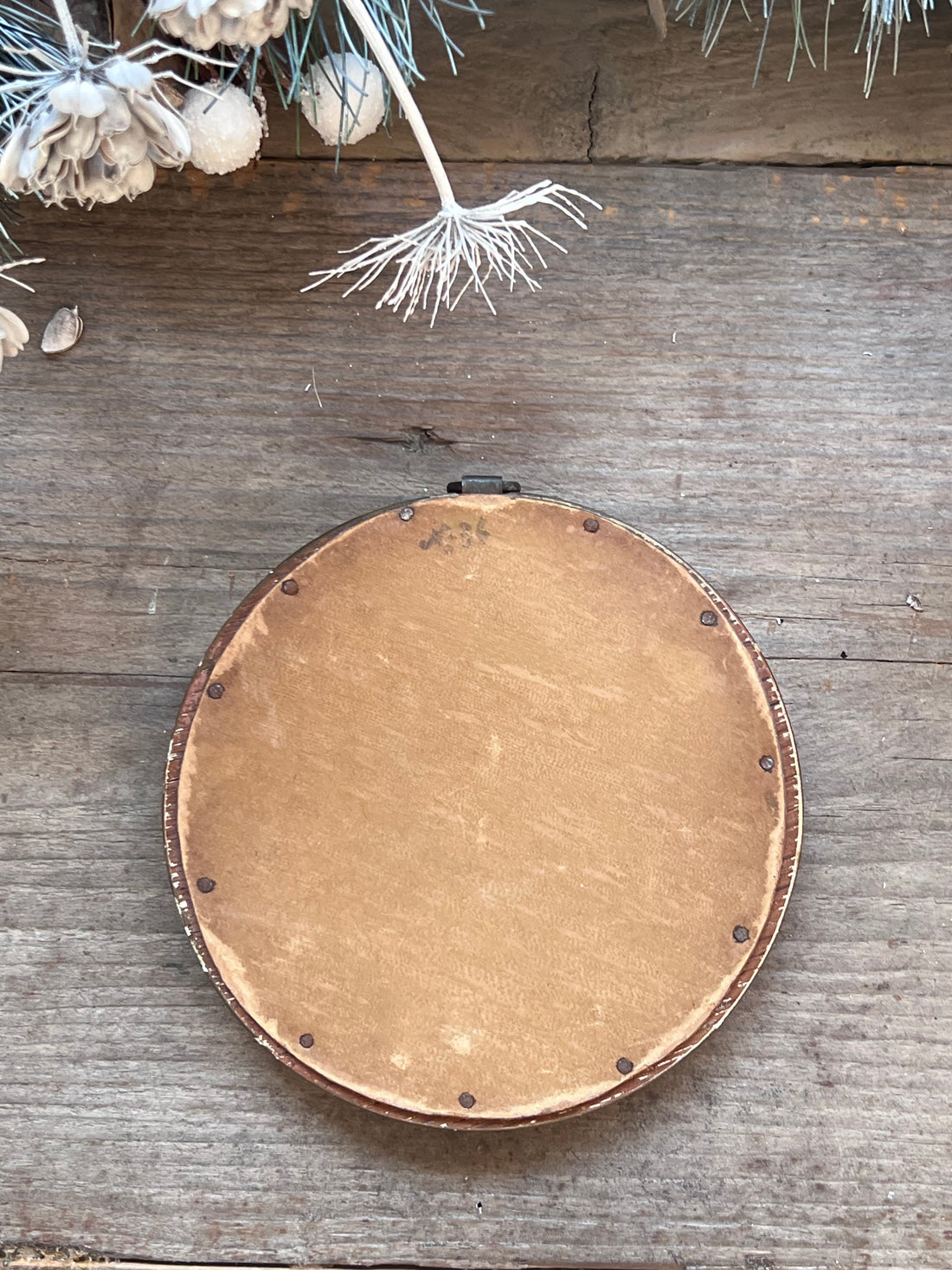 vintage lijstje Rococo dame, antiek schilderij bruintinten, vintage wanddecoratie, Rococo kunstwerk, klassieke vintage decoratie, vintage schilderijtje damesportret, bruine tinten interieurdecoratie, vintage kunstcollectie, nostalgische woonaccessoires.