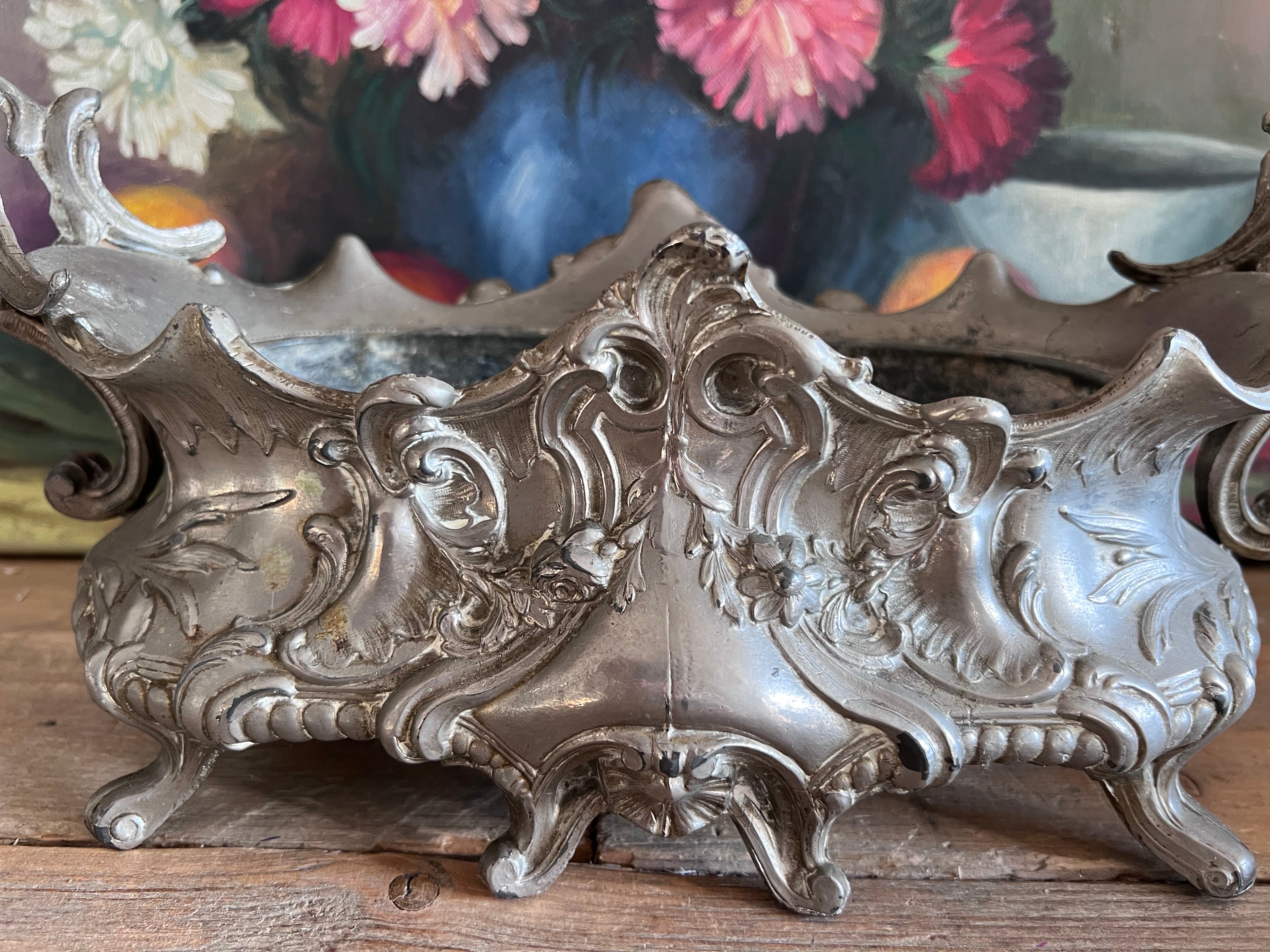 antieke Franse jardinière, tinnen jardinière circa 1900, vintage plantenbak tin, Franse vintage decoratie, antieke tuinaccessoires, klassieke tinnen plantenbak, oude Franse jardinière, decoratieve plantenbak.