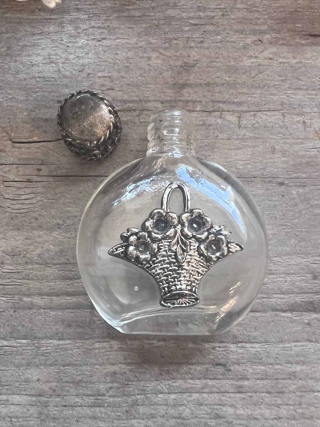 vintage parfumflesje glas, parfumflesje tinnen dop, vintage parfumflesje bloemenmandje, decoratief parfumflesje, vintage verzamelobject, parfumflesje collectors item, nostalgisch parfumflesje