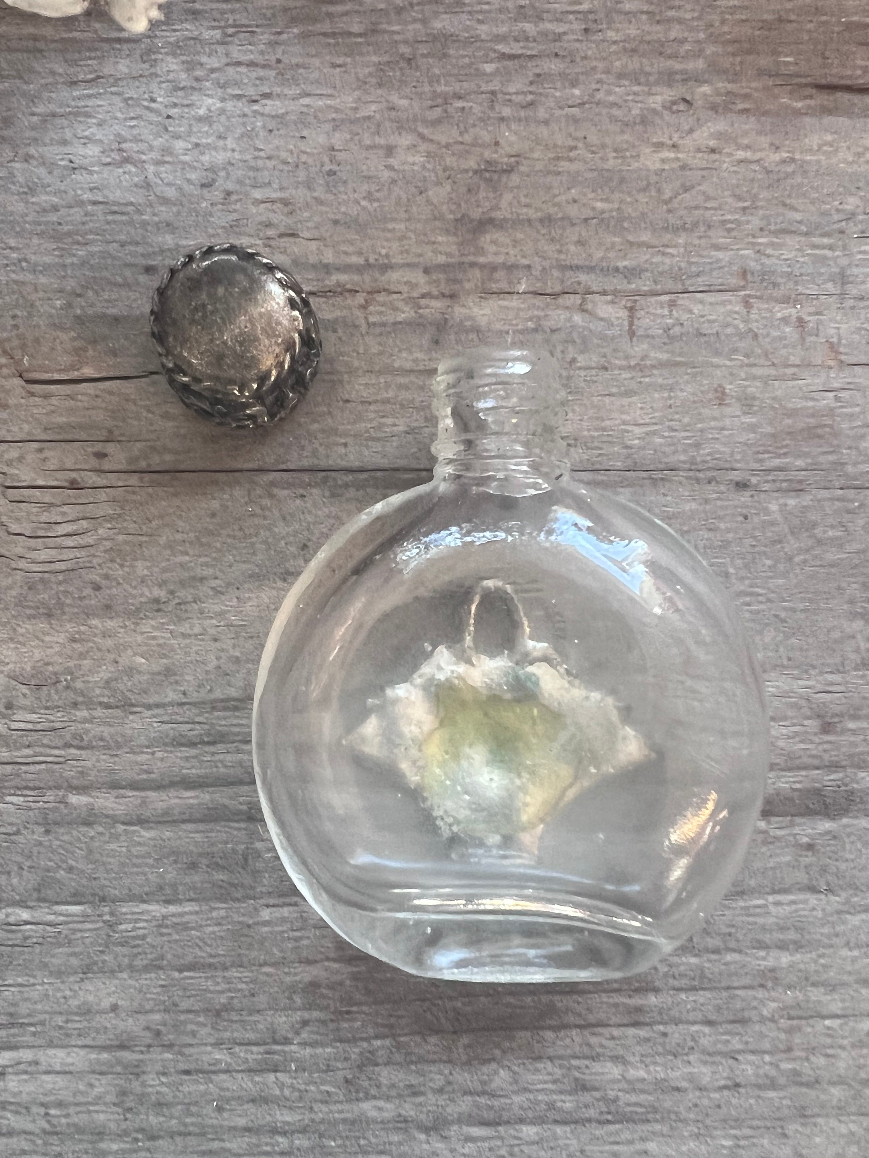 vintage parfumflesje glas, parfumflesje tinnen dop, vintage parfumflesje bloemenmandje, decoratief parfumflesje, vintage verzamelobject, parfumflesje collectors item, nostalgisch parfumflesje