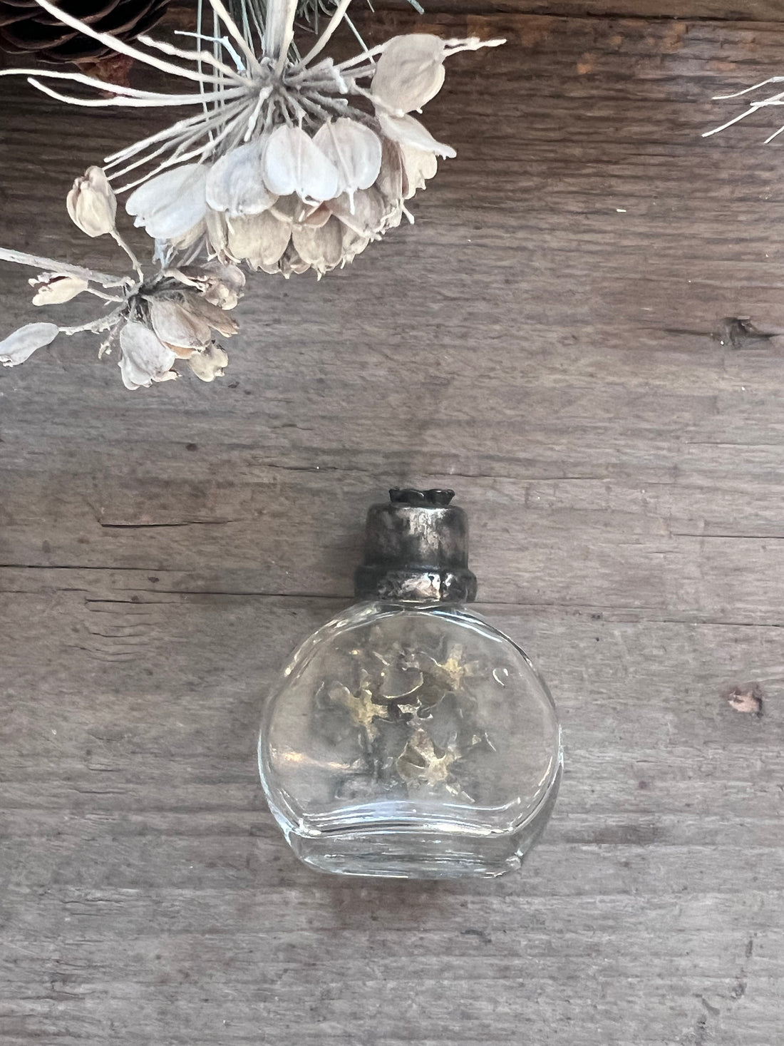 vintage parfumflesje glas, parfumflesje tinnen dop, vintage parfumflesje bloemenmandje, decoratief parfumflesje, vintage verzamelobject, parfumflesje collectors item, nostalgisch parfumflesje