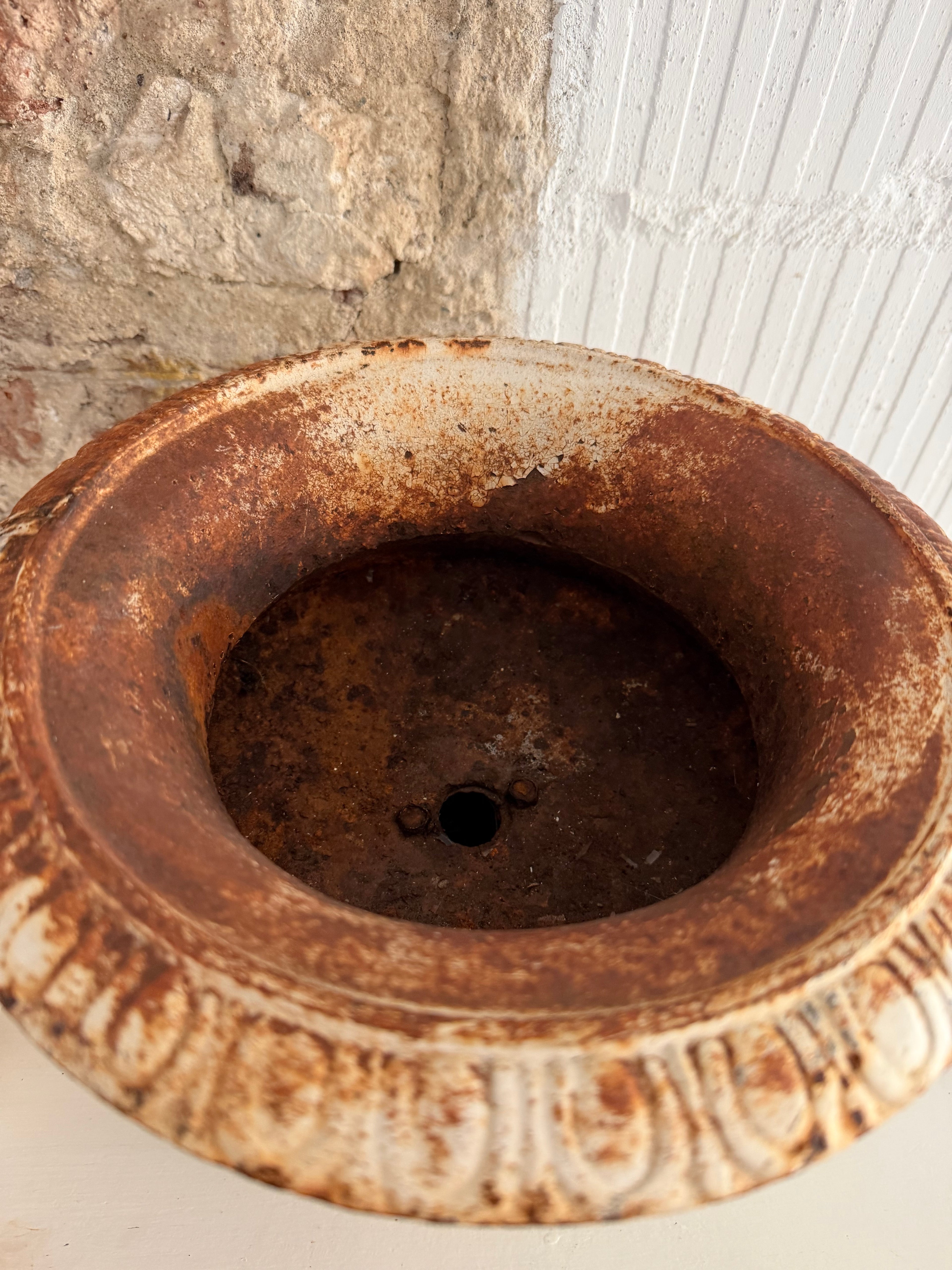 Franse oorvaas, gietijzeren oorvaas, Franse Jardiniere, Franse medicis vaas, antieke Franse vaas. brocante gietijzer, Franse brocante, gietijzeren jardiniere, vaas met patina, Frans interieur, landelijke Franse decoratie