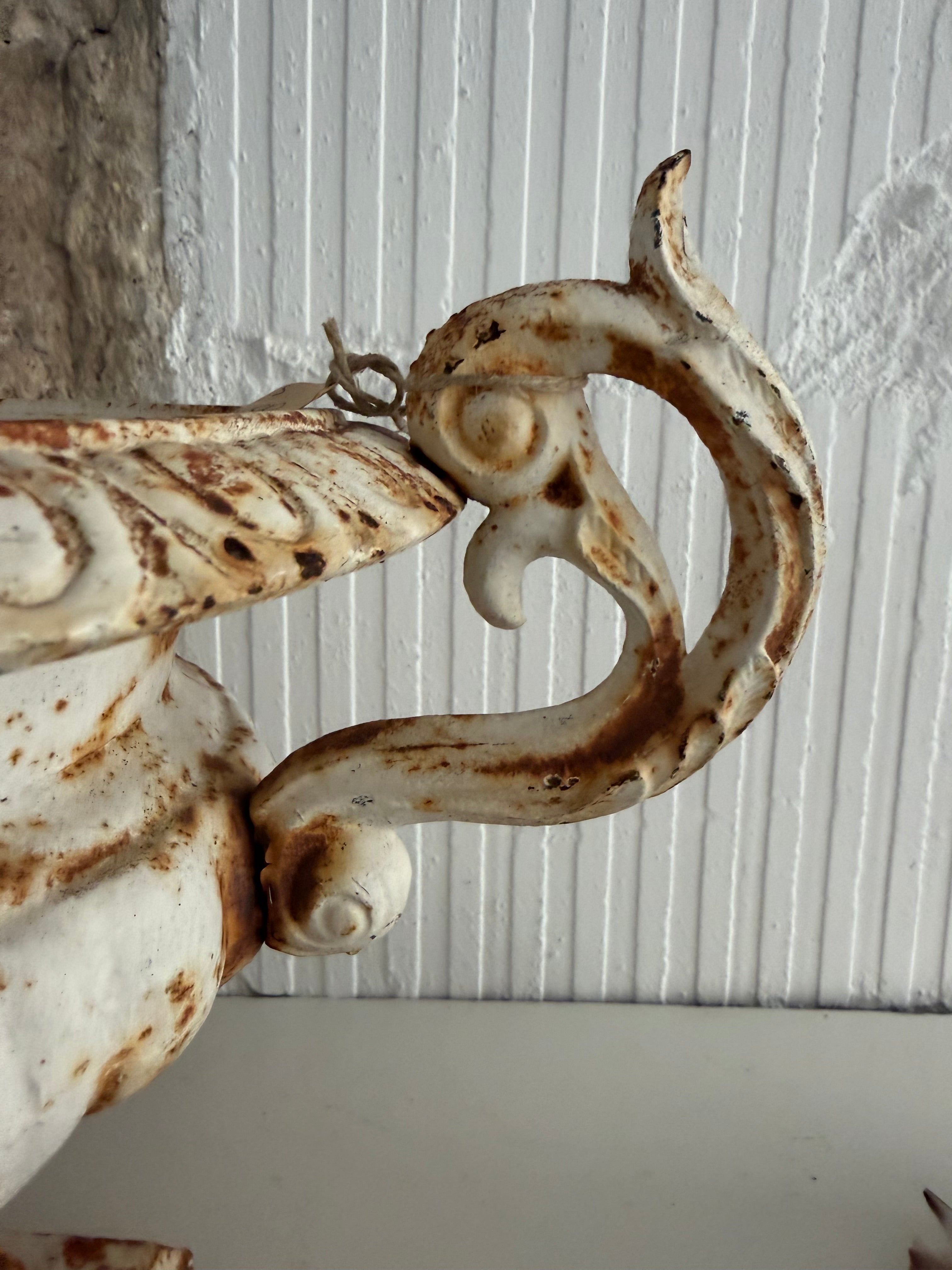 Franse oorvaas, gietijzeren oorvaas, Franse Jardiniere, Franse medicis vaas, antieke Franse vaas. brocante gietijzer, Franse brocante, gietijzeren jardiniere, vaas met patina, Frans interieur, landelijke Franse decoratie