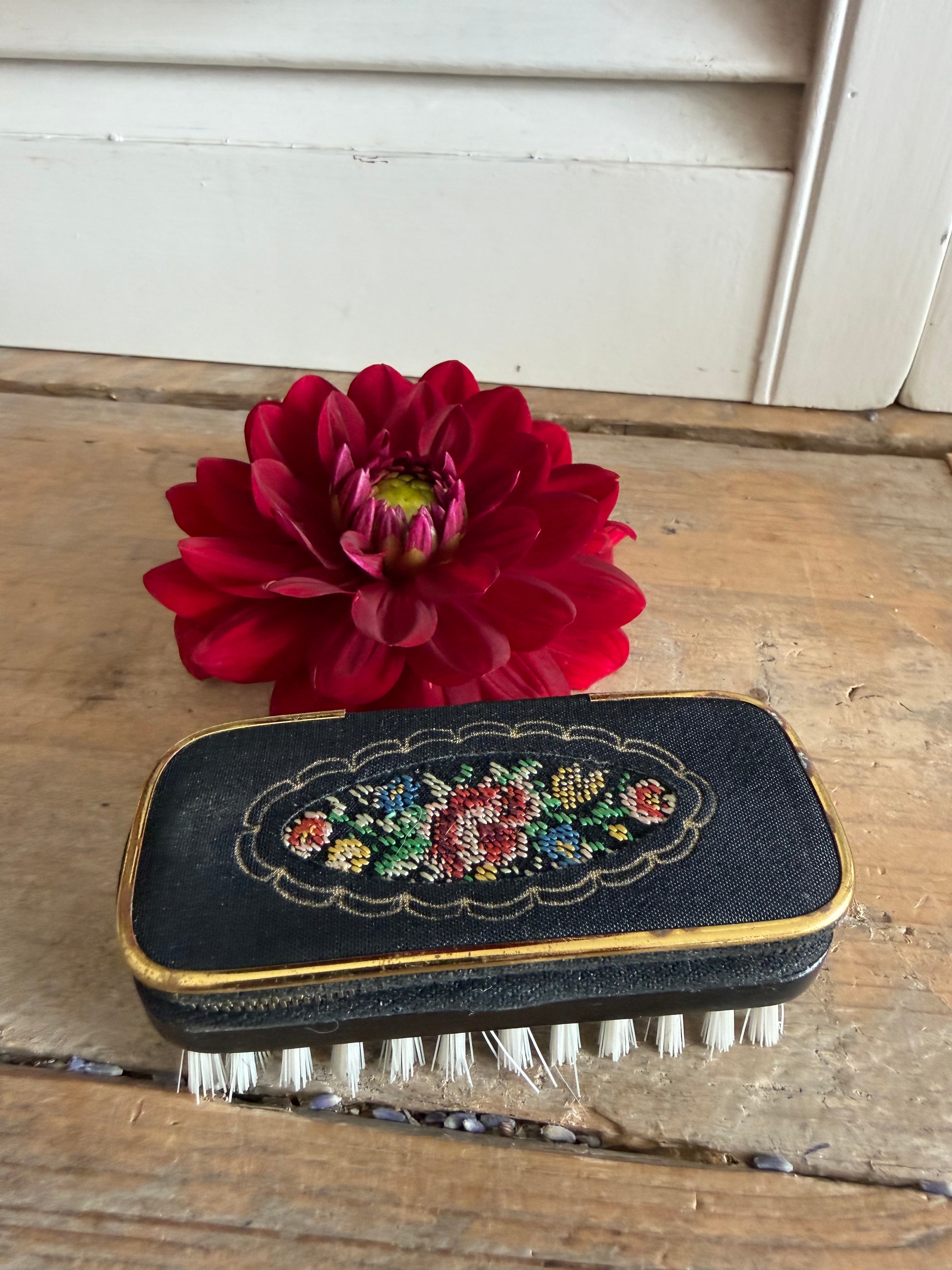 Vintage naaigarnituur, oud reisnaaidoosje, antiek naaigerei, vintage sewing kit, petit point etui, vintage fournituren, brocante naaigerei, boudoir decoratie, naaigerei verzamelobject