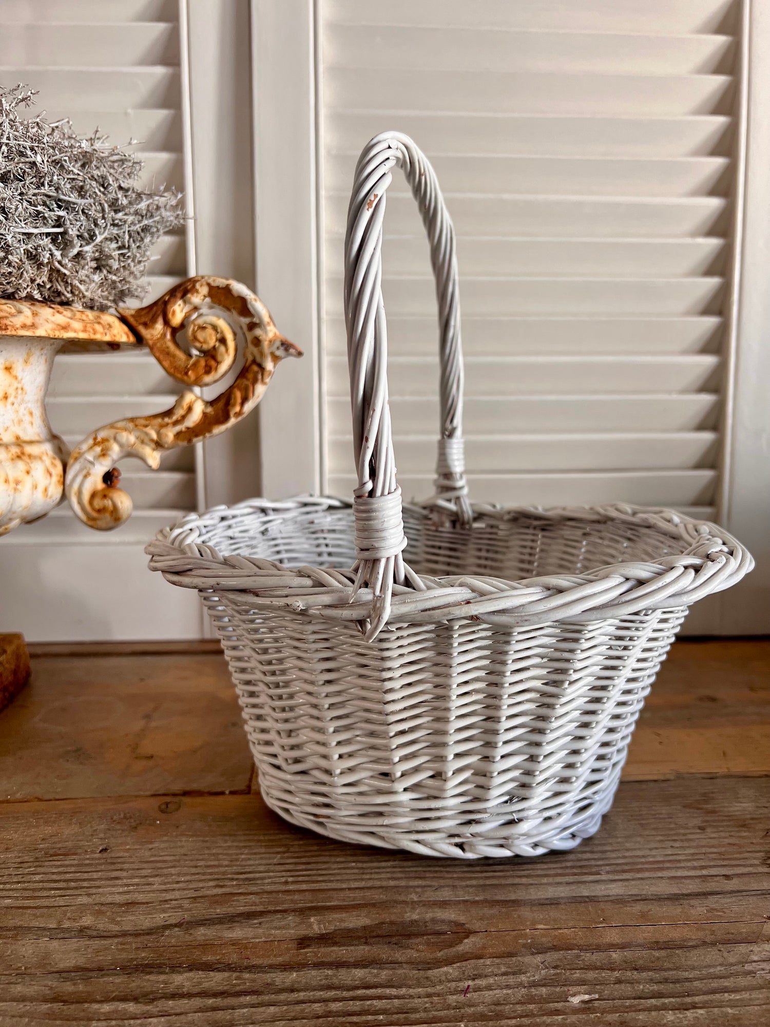 Klein wit rieten mandje met hengsel vintage