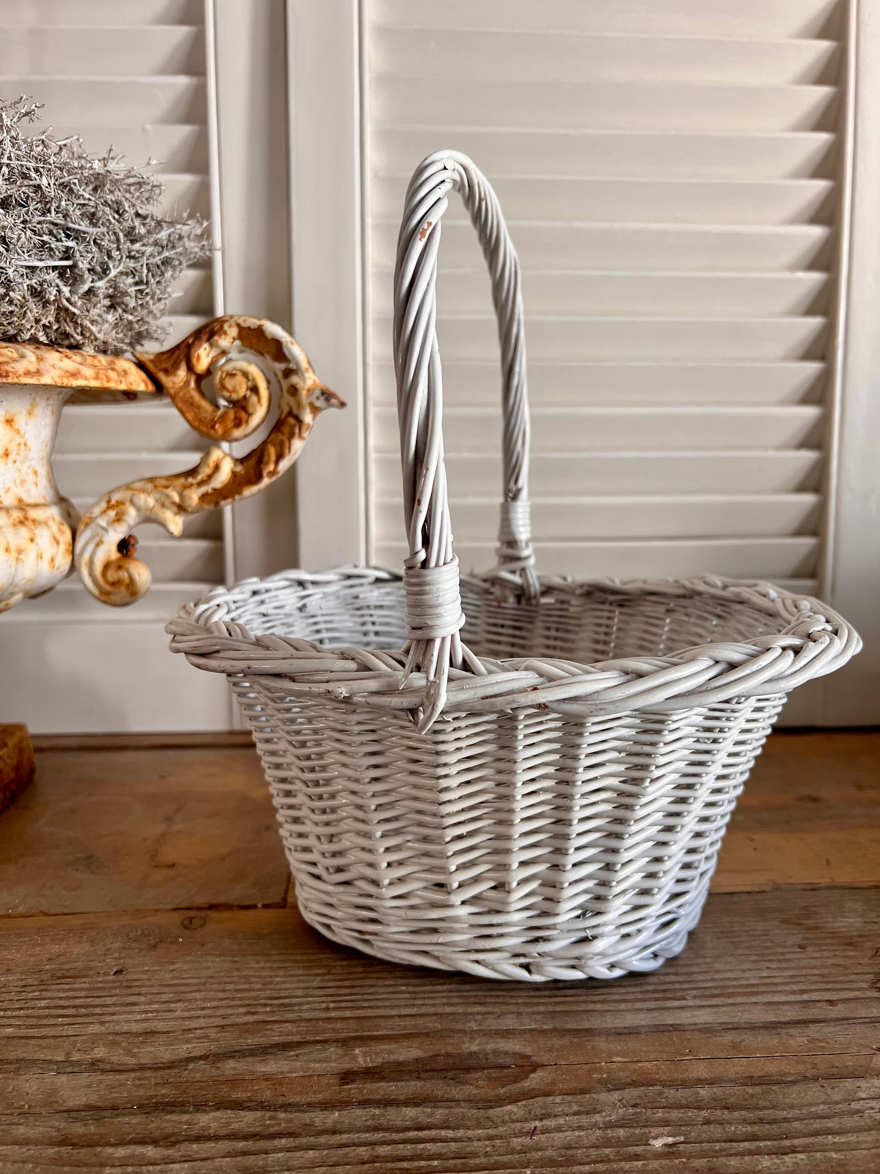 Klein wit rieten mandje met hengsel vintage