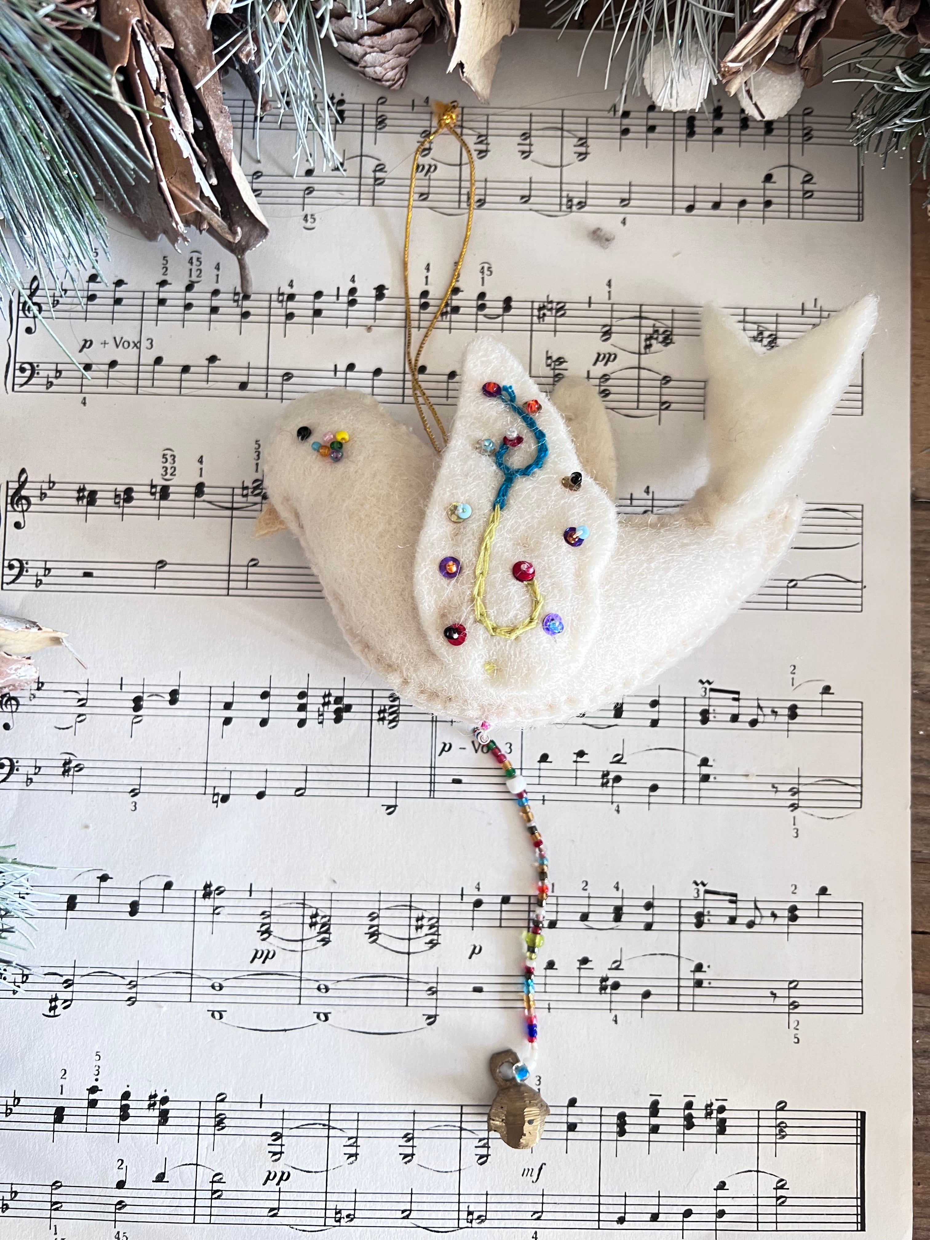 vredesduifje vilt, vilt decoratie, kerstdecoratie vilt, vredesduifje met kraaltjes, handgemaakte kerstversiering, vilt ornament, belletje vilt decoratie, kerstdecoratie vredesduifje